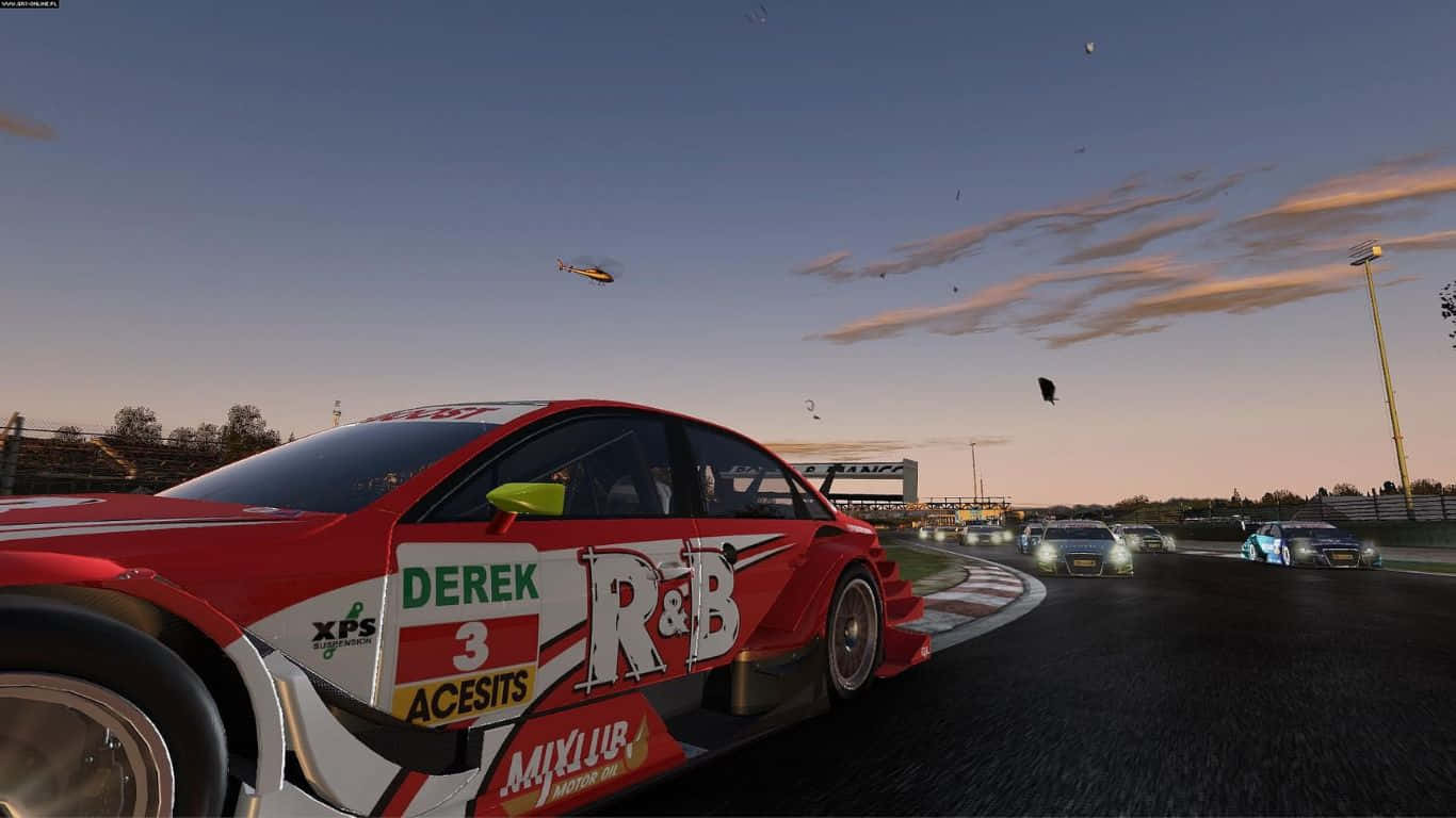 沉浸在 Project Cars 的沉浸式賽車世界 壁紙 — 一輛帶有「Derek 3」品牌的紅色賽車在暮色賽道上疾馳，其他車輛和直升機緊隨其後。