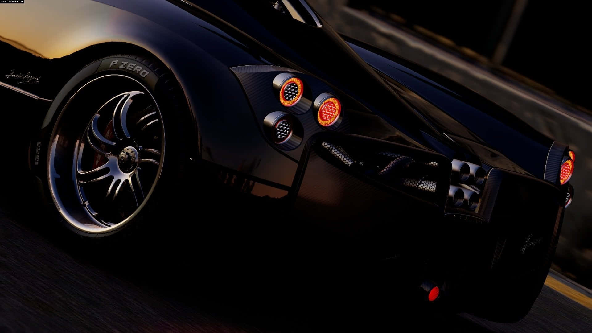 重新定義速度 — 《Project Cars》高清世界一瞥 壁紙 — 在暮色中的黑暗道路上，一輛時尚黑色跑車的車尾散發出火熱的橙色尾燈光芒。