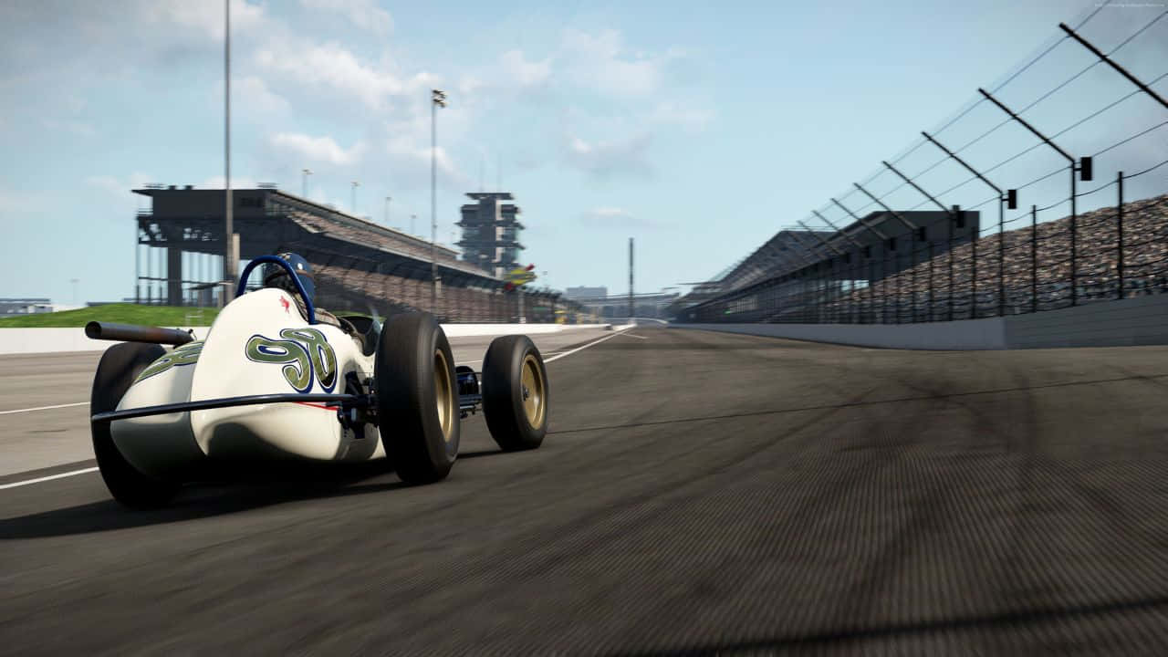 實現你的賽車夢想，盡在Project Cars 壁紙 — 一輛帶有綠色50號的復古白色賽車，在陽光照耀的瀝青賽道上飛馳，賽道兩旁是看台和鐵絲網圍欄。