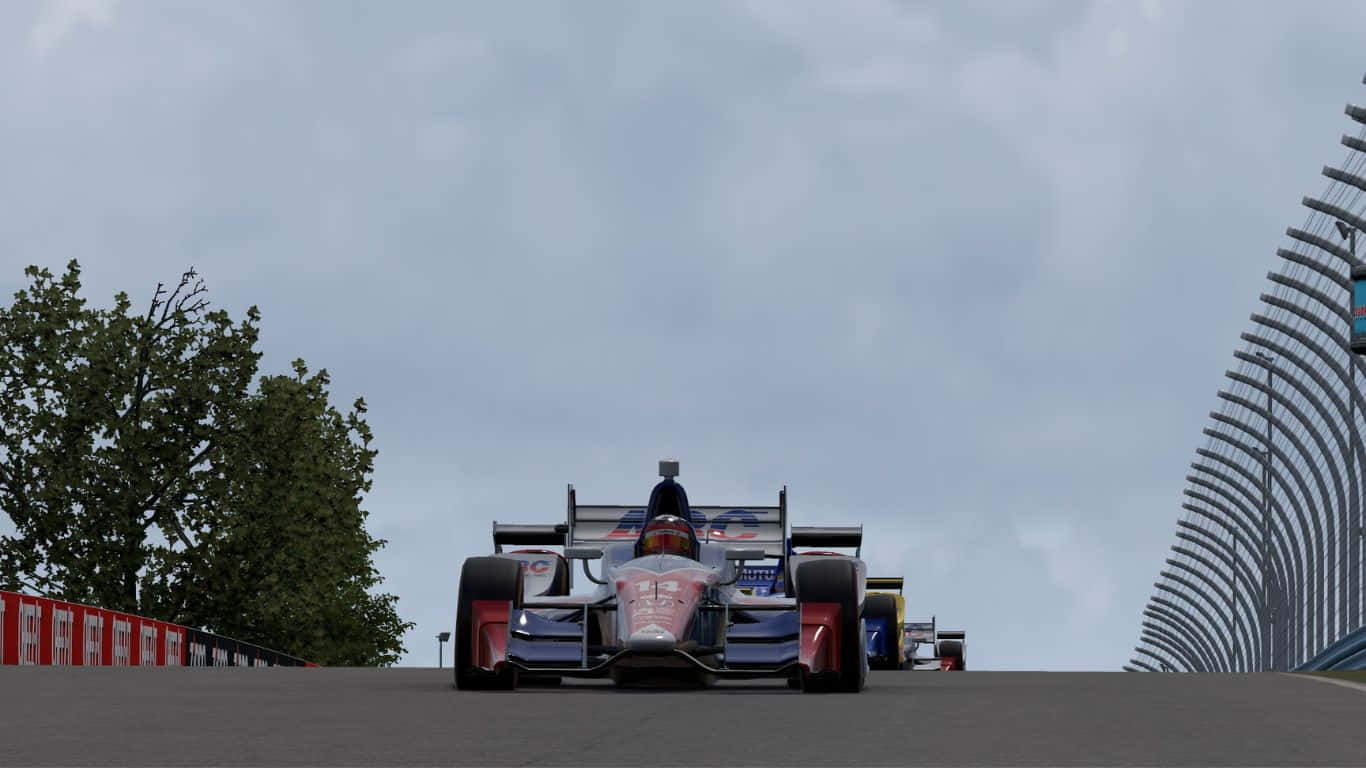 與 Project Cars 一同穿梭街頭賽道 壁紙 — 一架流線型賽車在陰天背景下，沿著賽道飛馳，背景是獨特的弧形看台。