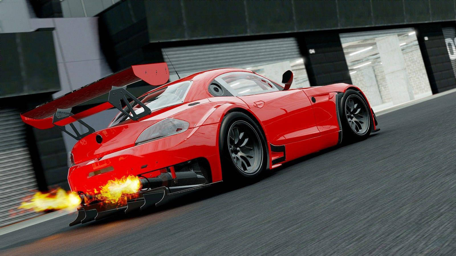 Project Cars 系列橙色Z4 GT3賽車 壁紙 — 一輛鮮紅色的賽車帶有大型後翼，在現代城市街道上飛馳時排氣管噴出火焰。