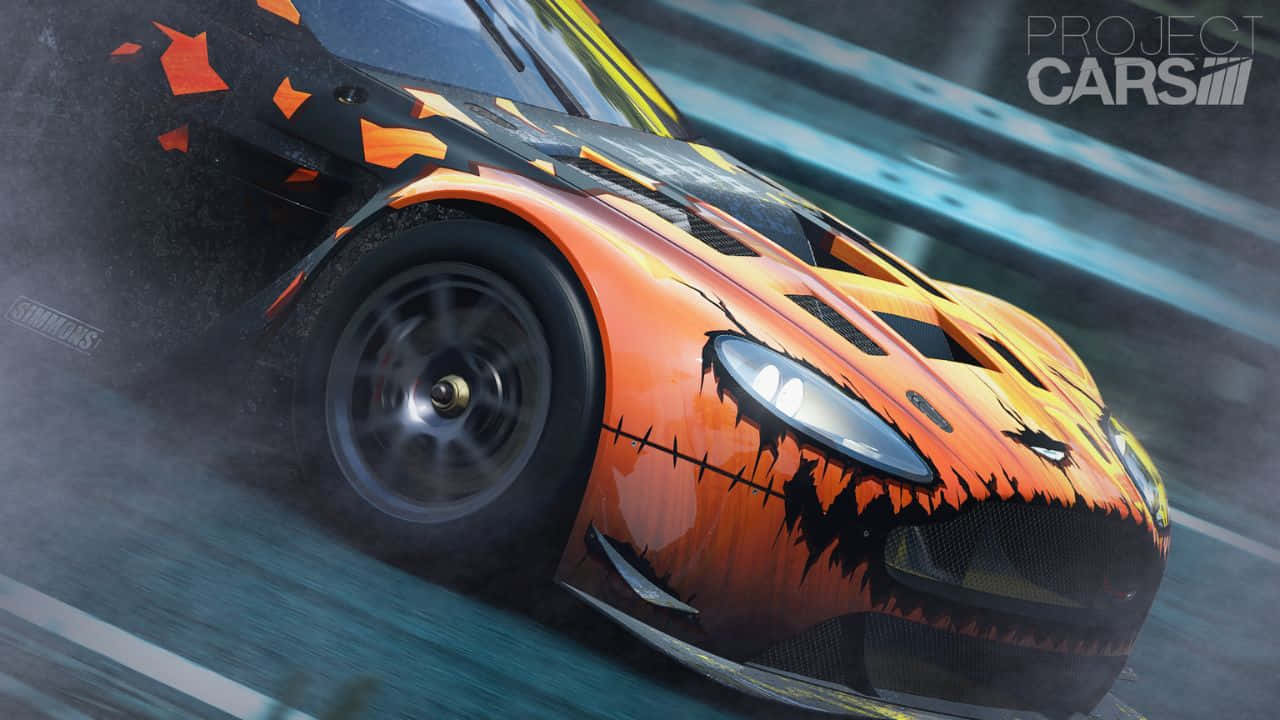 Project Cars — 最頂級賽車遊戲體驗 壁紙 — 一輛火橙色賽車帶有南瓜燈面孔設計，在潮濕的賽道上激進地飄移。