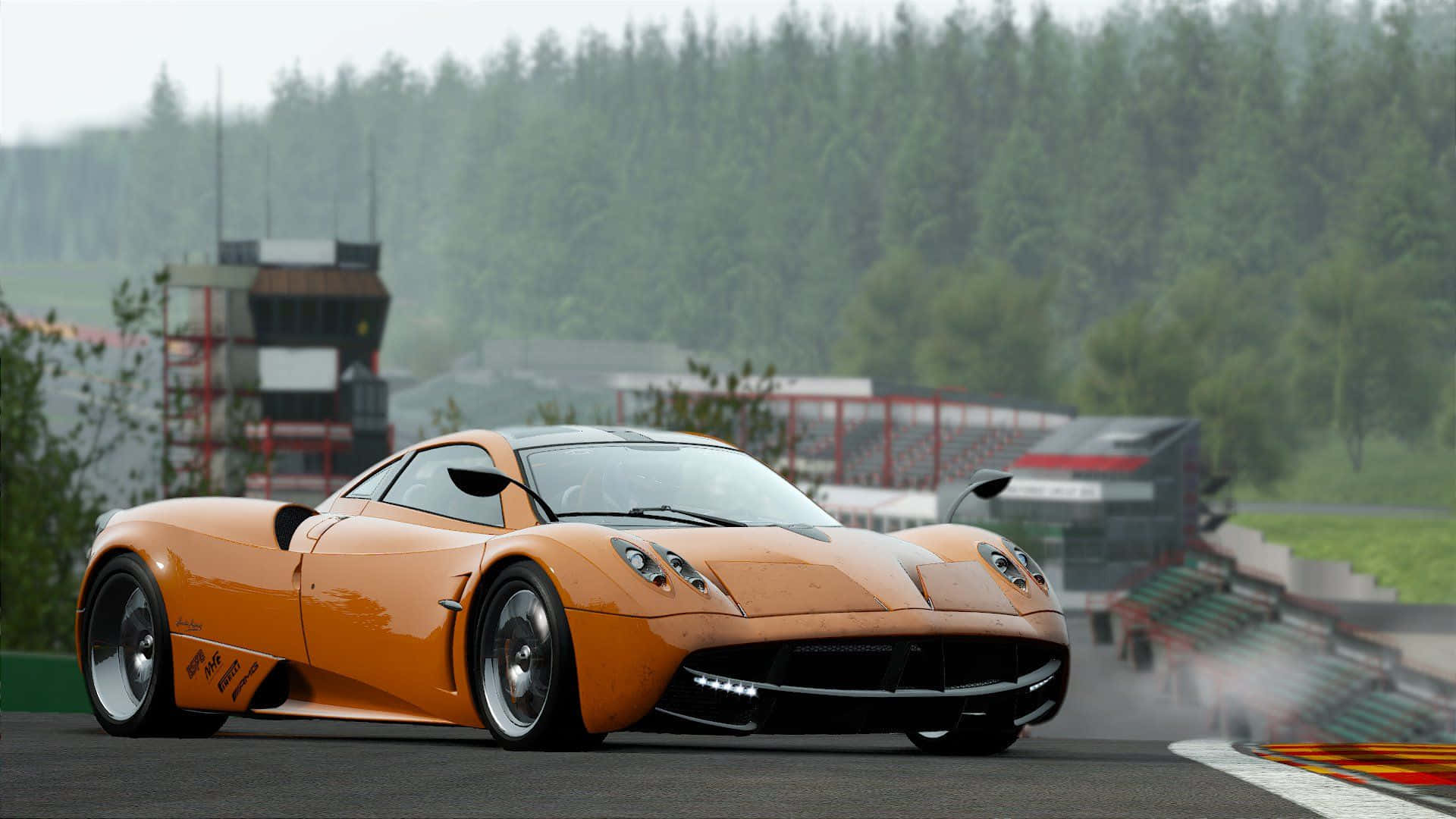 Project Cars 橙色 Pagani Huayra 高清背景 壁紙 — 一輛時尚的橙色跑車在潮濕的賽道上飛馳，背景是霧氣瀰漫的森林和看台。