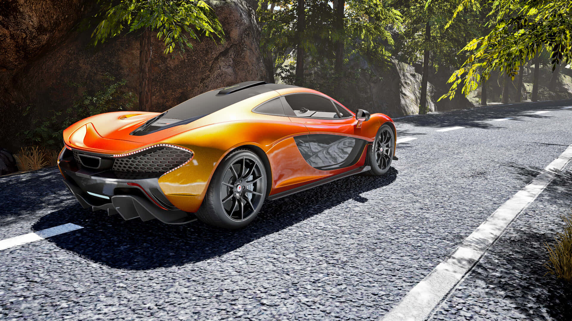 《Project Cars》橙色麥拉倫P1 高畫質背景 壁紙 — 一輛充滿活力的橙色McLaren跑車沿著陽光明媚的森林道路行駛，路面有紋理的瀝青和茂密的綠色樹葉。