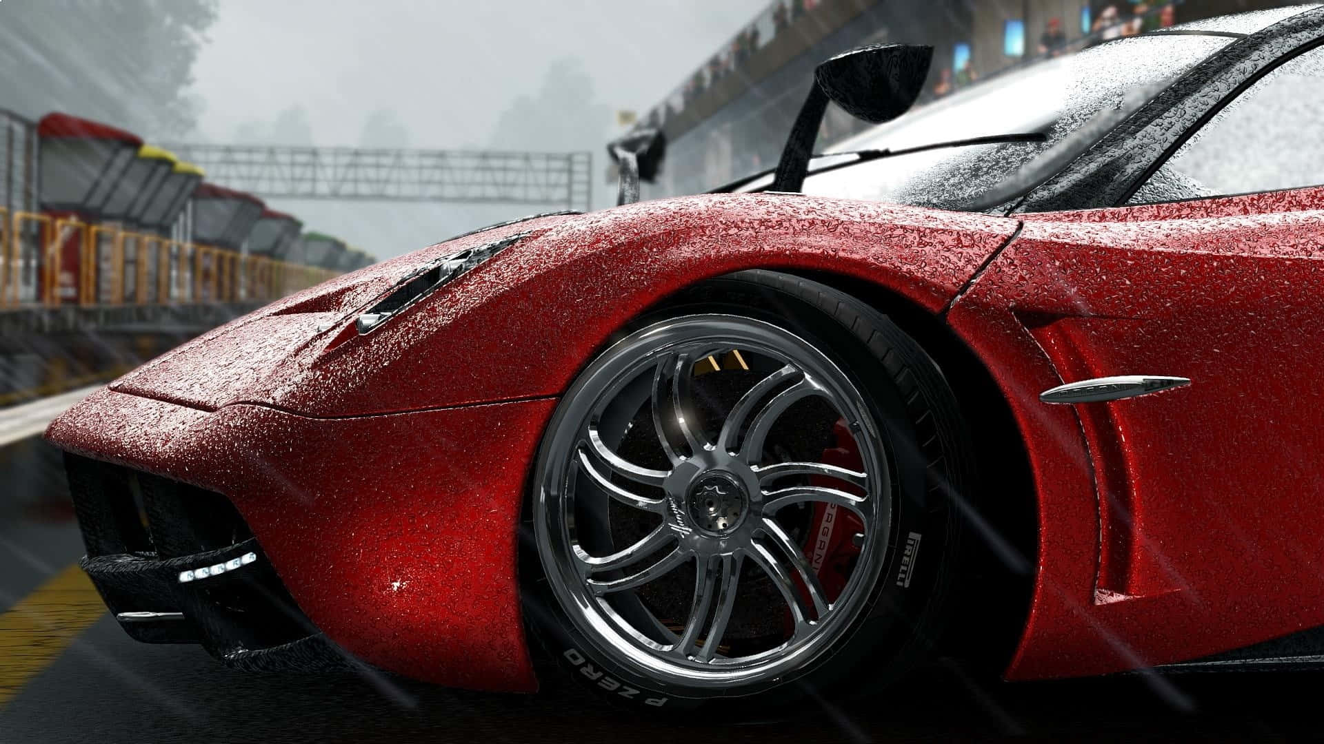 Project Cars 紅色 Forza 賽車雨中高清背景 壁紙 — 一輛閃亮的紅色跑車表面沾滿雨滴，停泊在潮濕的賽道上，天空陰沉。