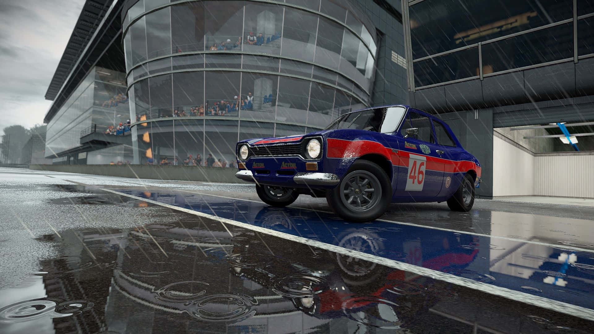 Project Cars 藍紅塗裝賽車雨中疾馳高清壁紙 壁紙 — 一輛復古藍紅賽車，號碼46，停泊在濕滑的賽道上，暴雨中映照著現代玻璃建築的倒影。