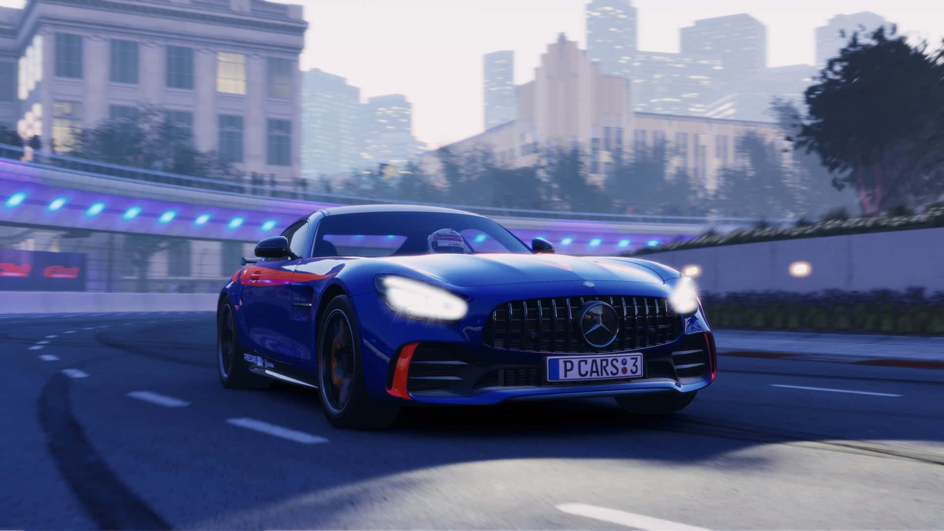 《Project Cars》藍色跑車城市背景 壁紙 — 一輛時尚的藍色 Mercedes-AMG GT 在黃昏時分穿過未來主義的城市景觀，伴隨著發光的霓虹燈。