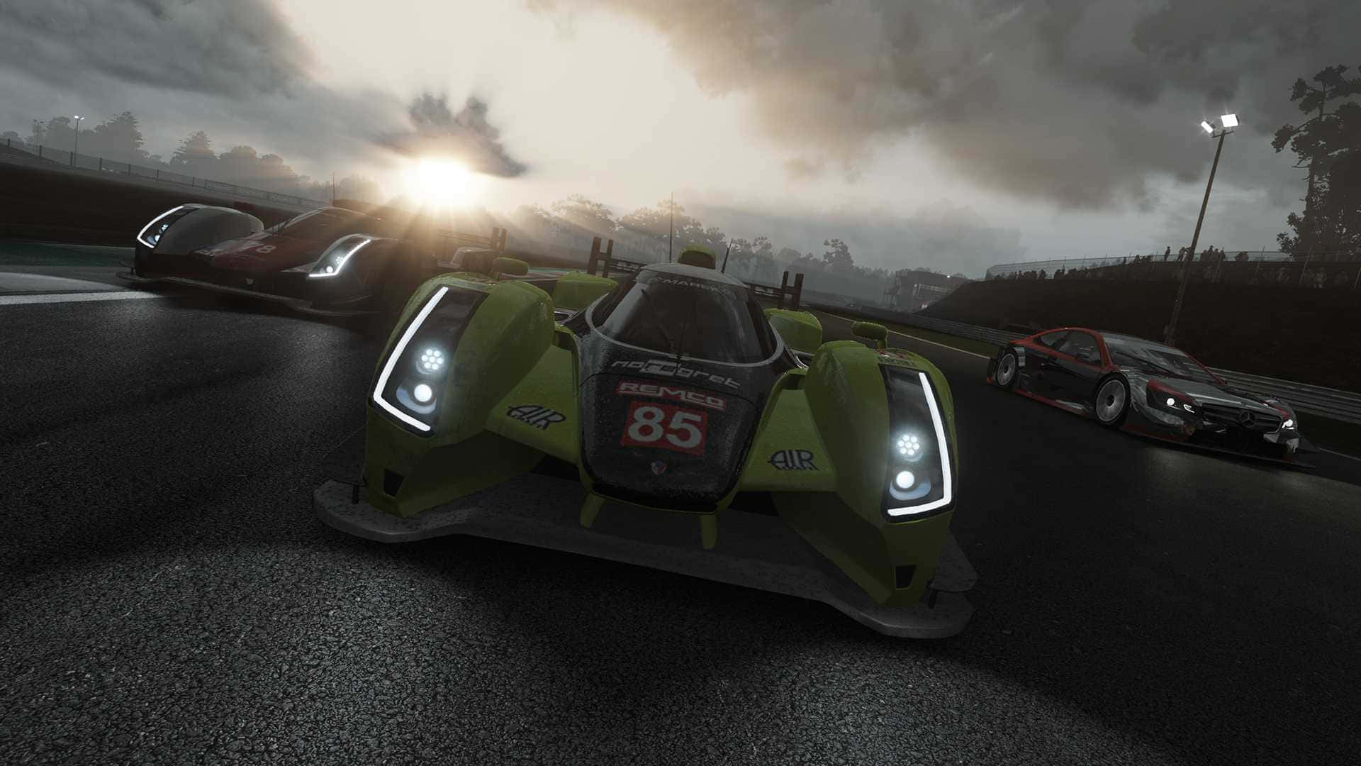《Project Cars》賽車競技高畫質背景 壁紙 — 三輛賽車在潮濕的賽道上於日出時分競爭，帶有戲劇性的背光和遠處霧氣繚繞的樹木。