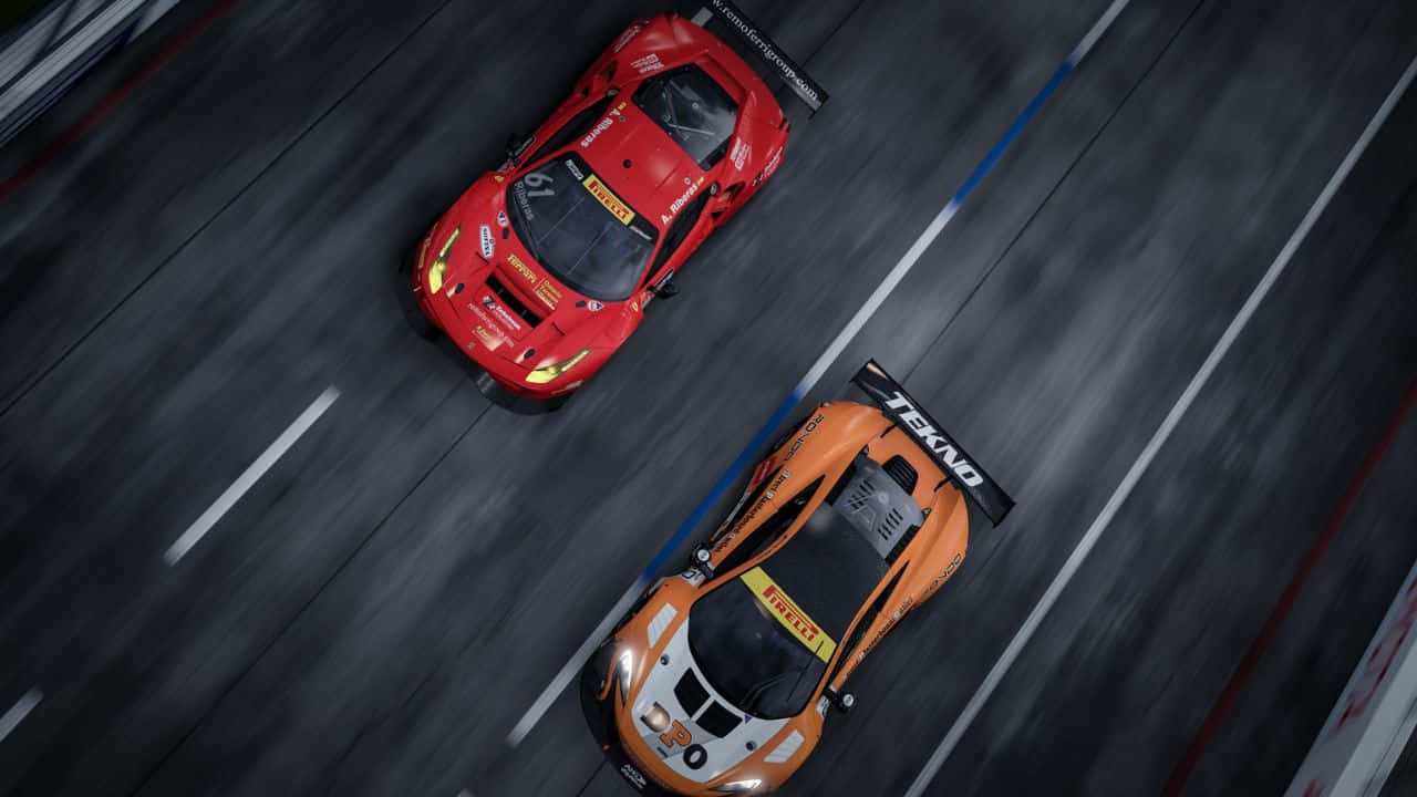 Project Cars 賽道競速 720p 壁紙 — 兩輛賽車，一輛紅色法拉利和一輛橙色麥拿侖，從高空視角在模糊的賽道上並排飛馳。