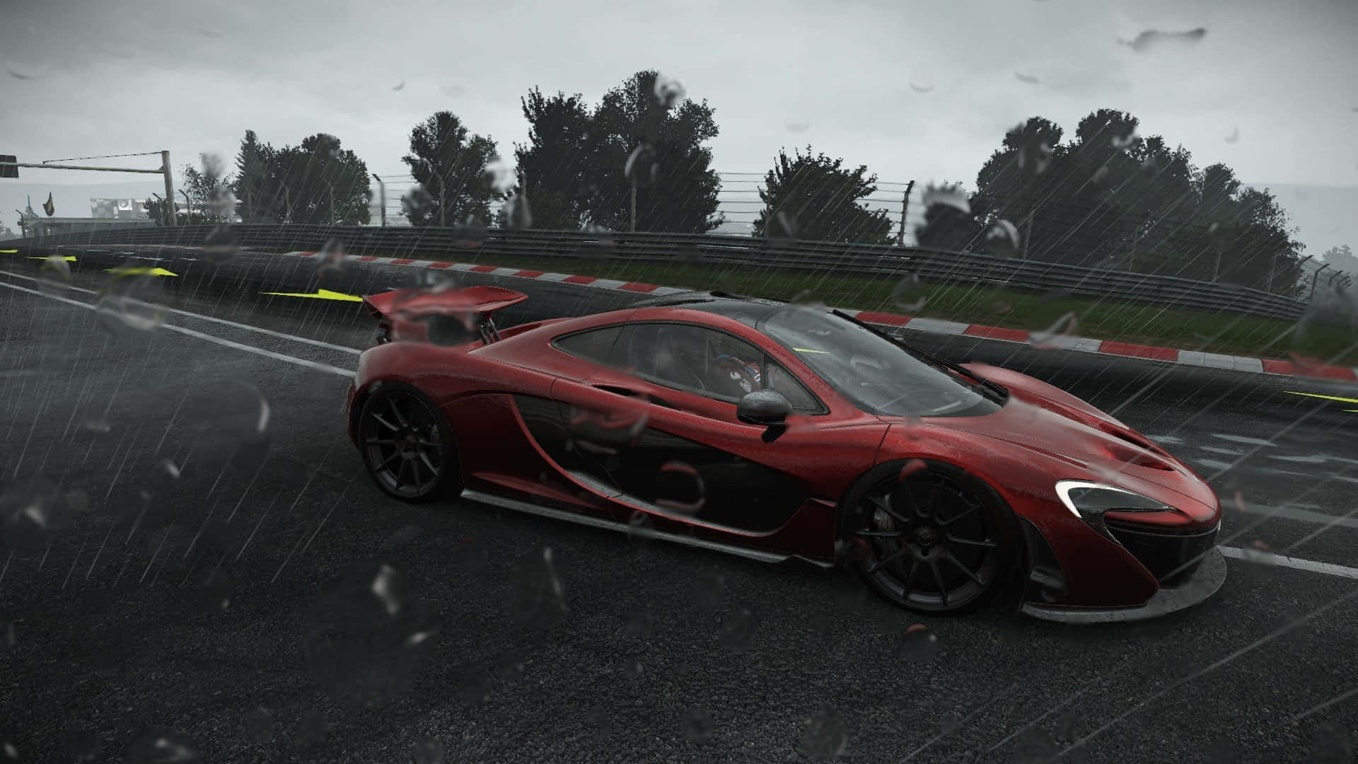 Project Cars 雨中紅色 McLaren P1 賽車高清背景 壁紙 — 一輛紅色McLaren跑車在暴雨中於濕滑賽道上飛馳，背景有模糊的樹木和護欄。