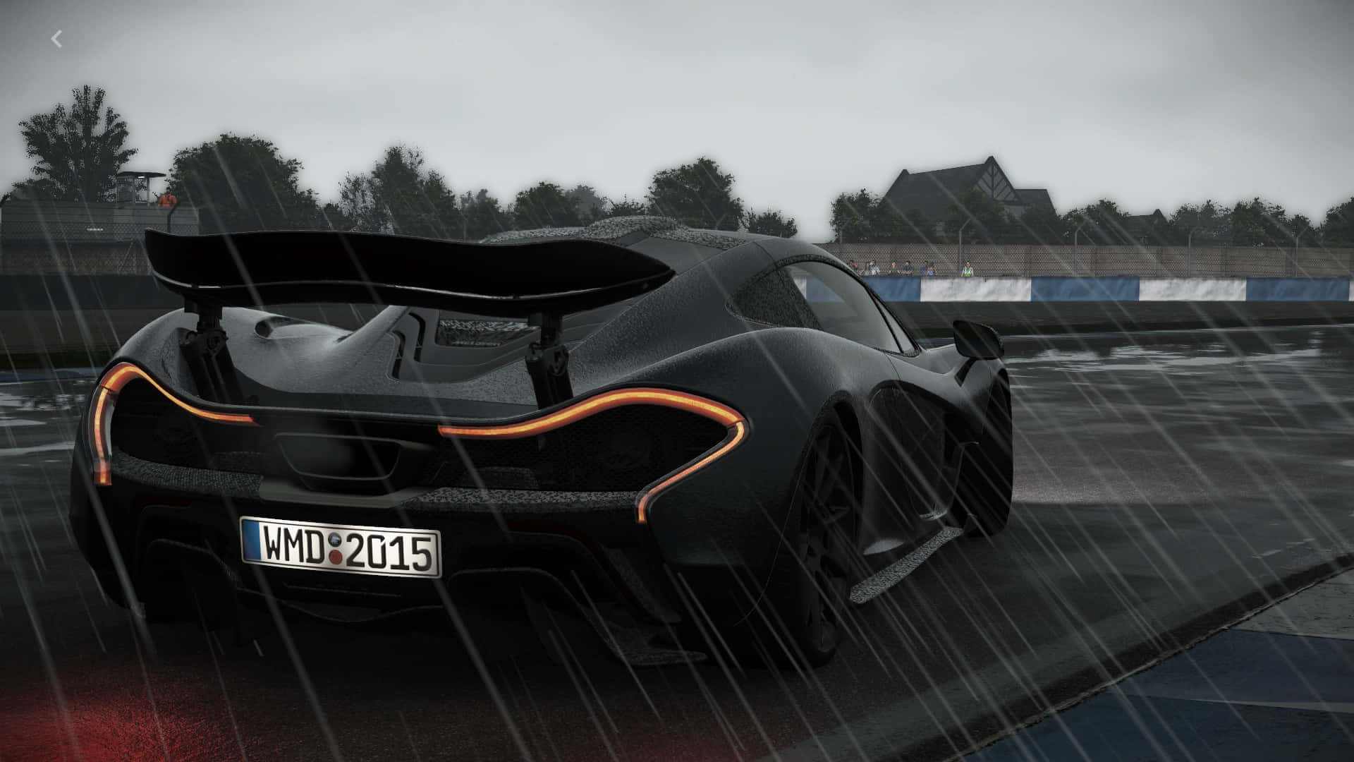 《Project Cars》雨中黑色麥拉倫P1 高畫質背景 壁紙 — 一輛時尚的黑色McLaren P1跑車，帶有發光的橙色尾燈，在陰天下的濕滑賽道上於大雨中疾馳。
