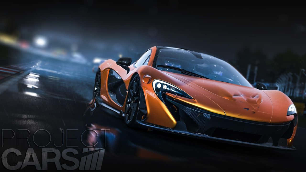 Project Cars 電玩暗夜空間 720p 壁紙 — 一輛充滿活力的橙色McLaren跑車在濕滑的夜間賽道上疾馳，車頭燈閃爍，帶有動態模糊效果。