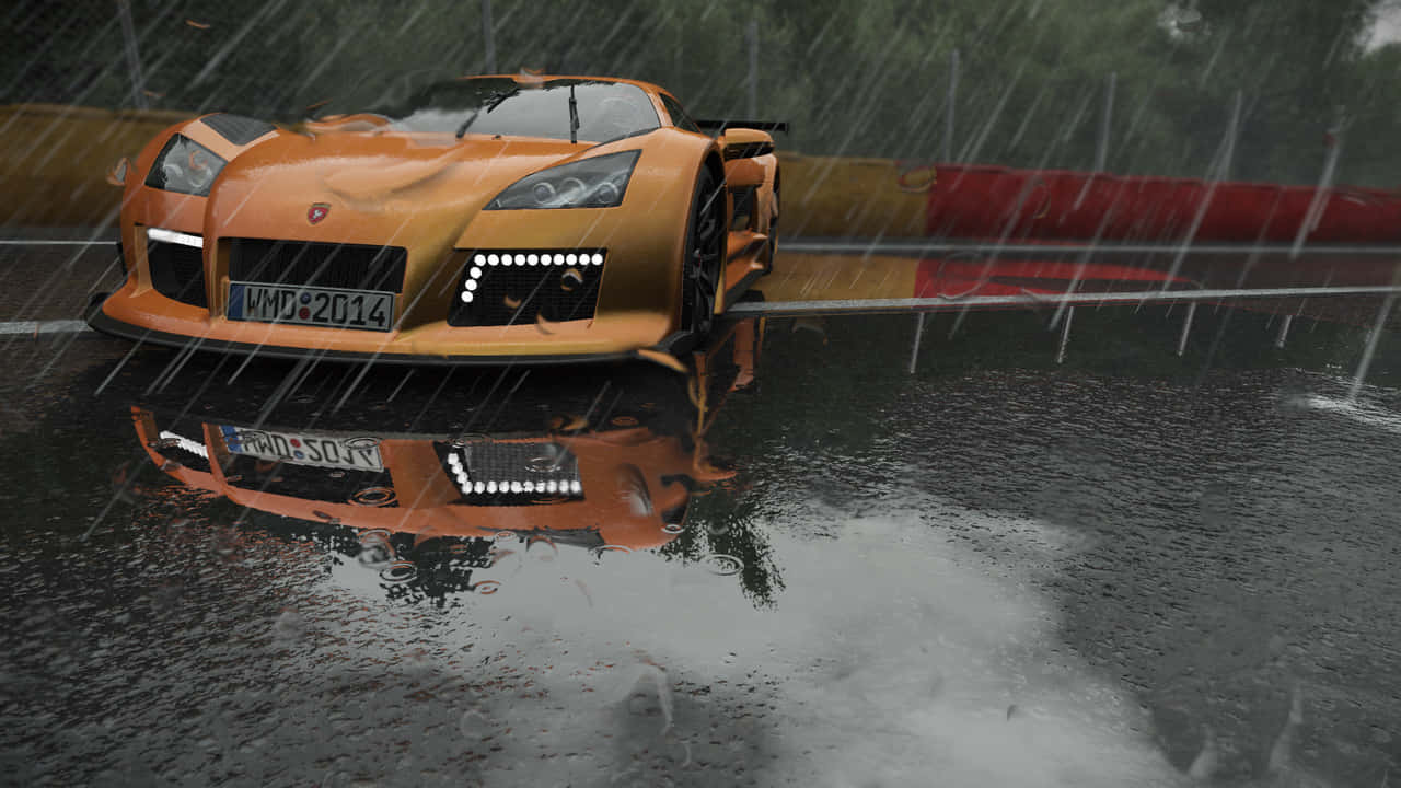 Project Cars 電玩背景：雨中橙色賽車 壁紙 — 一輛充滿活力的橙色跑車在暴雨中疾馳於濕滑的賽道上，背景護欄模糊不清。