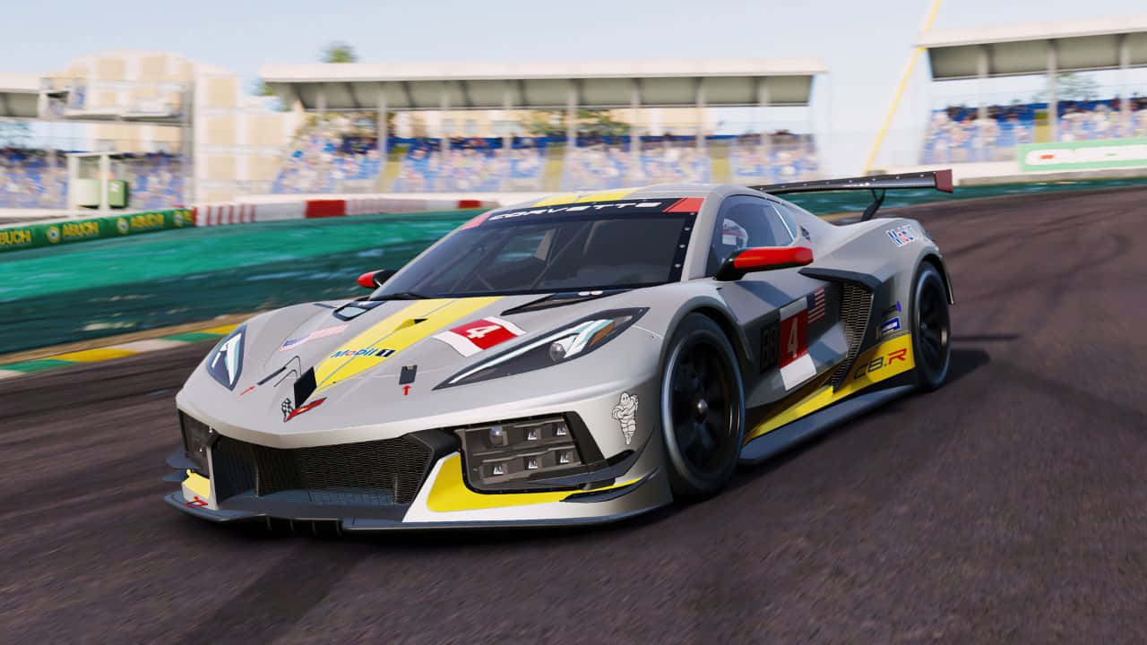 Project Cars 電玩黃色圖案 720p 壁紙 — 一輛銀色和黃色的賽車在賽道上飛馳，背景是模糊的看台。