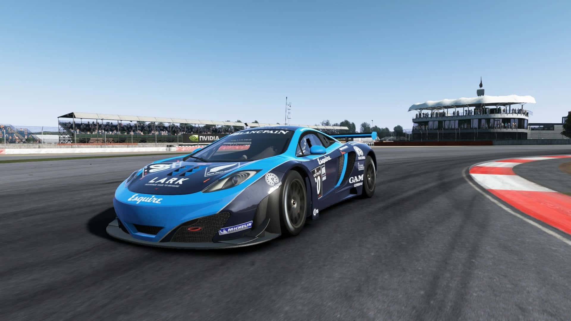 Project Cars 高清 McLaren 12C 賽道背景 壁紙 — 一輛藍黑相間、編號10的賽車在陽光照耀的賽道上高速過彎，背景可見看台。