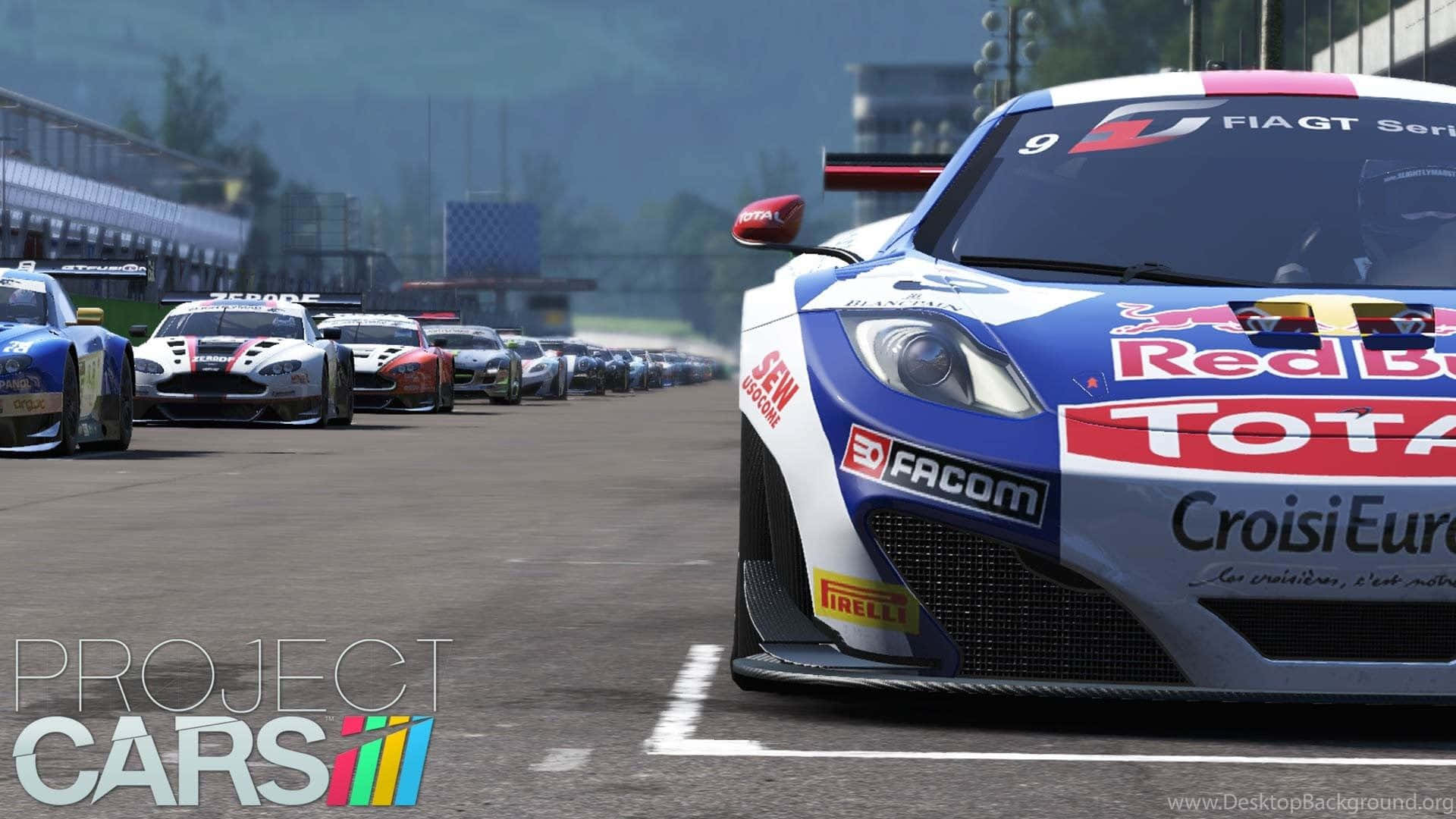 Project Cars 高清 McLaren MP4 背景 壁紙 — 高速賽車場景，一輛 Red Bull 品牌的賽車在陽光照耀的瀝青賽道上領先車群。
