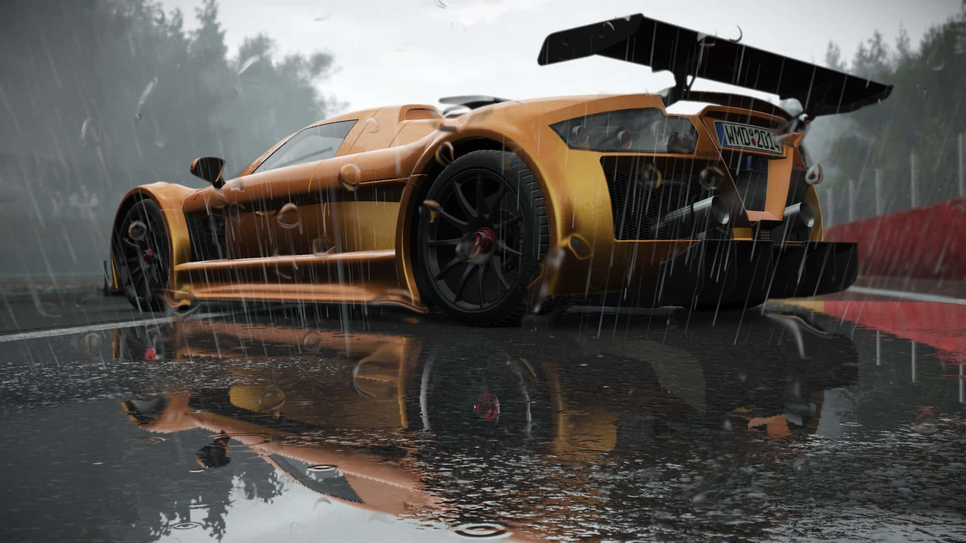 Project Cars 高清 Gumpert Apollo 背景 壁紙 — 一輛金色賽車帶有黑色尾翼，在濕滑的賽道上穿過大雨，賽道反射出其閃亮的身影。