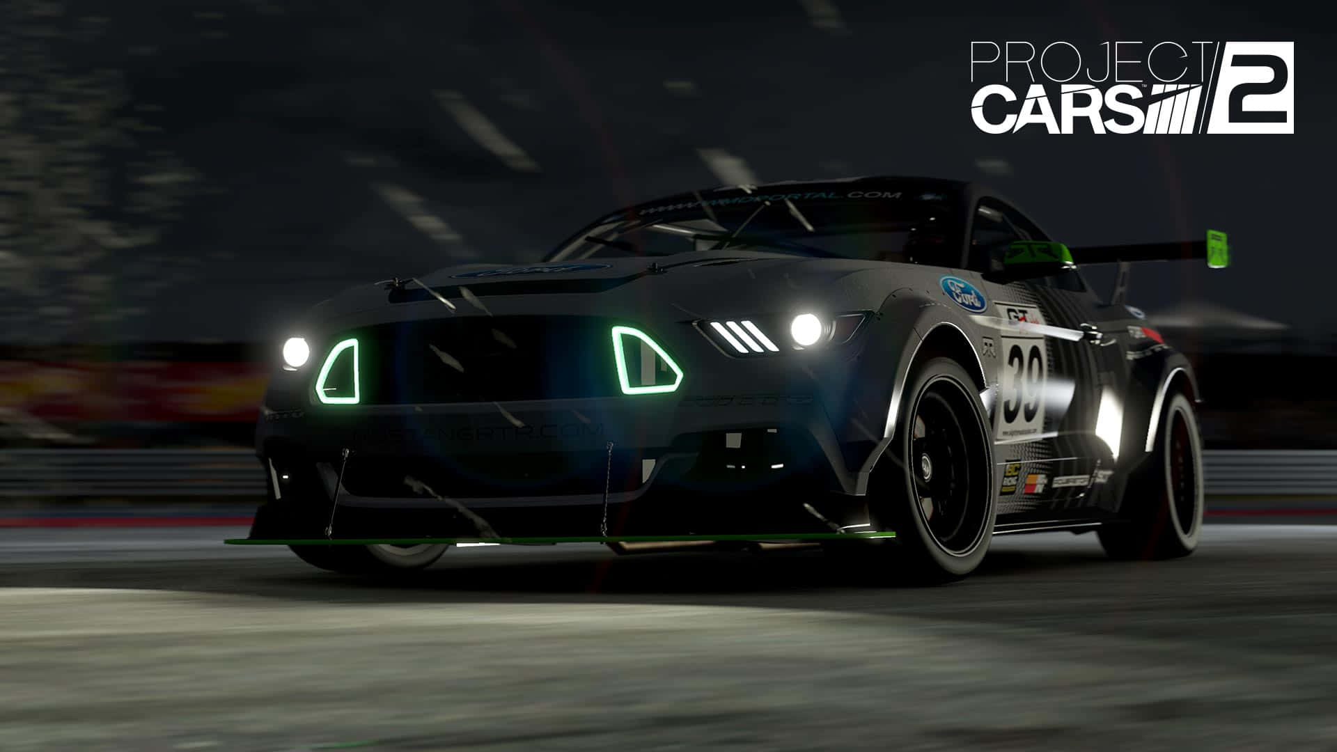 Project Cars 高清 Ford Mustang 夜間駕駛背景 壁紙 — 在電子遊戲場景中，一輛時尚的黑色賽車帶著發光的綠色頭燈在夜間沿著潮濕的賽道飛馳。