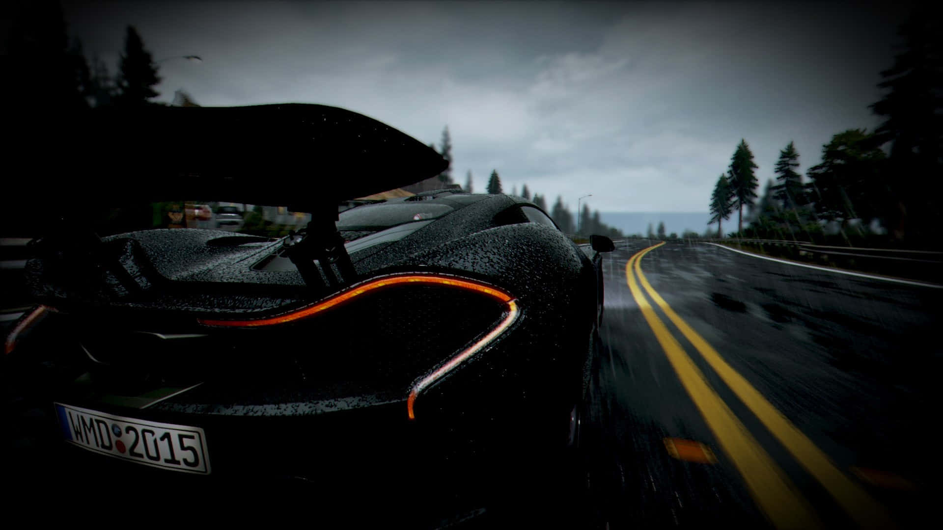 Project Cars 黑色 McLaren P1 路面高清背景 壁紙 — 一輛黑色跑車帶著發光的橙色尾燈，在黑暗暴風雨的天空下，在濕滑的森林道路上疾馳。