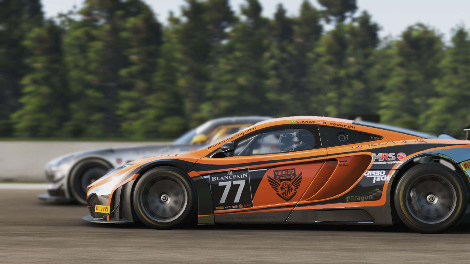 《Project Cars》橙色麥拉倫12C 高畫質背景 壁紙 — 一輛橙色77號賽車在綠樹成蔭的賽道上飛馳而過，超越銀色對手。