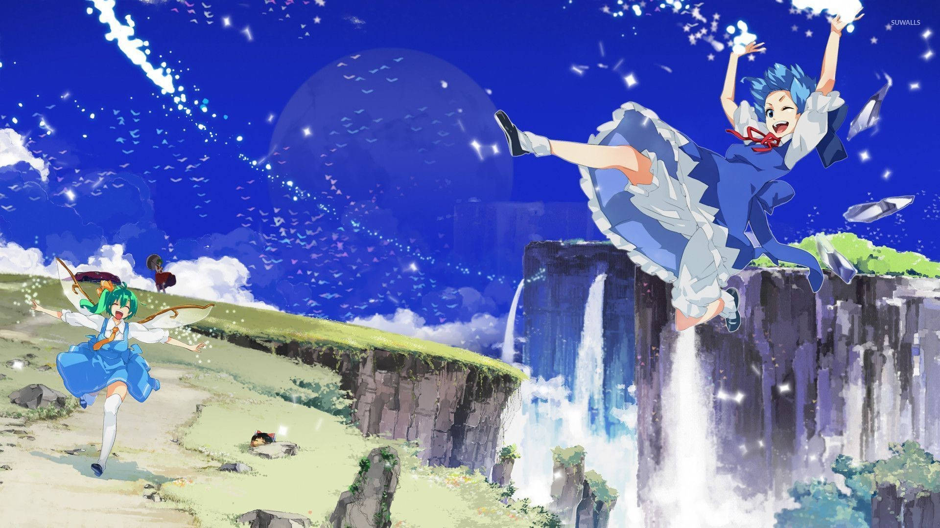東方Project 瑟妮與大妖精 壁紙 — 兩個動漫女孩在繁星點點的夜空下，從懸崖瀑布歡快地跳下，留下發光的軌跡。