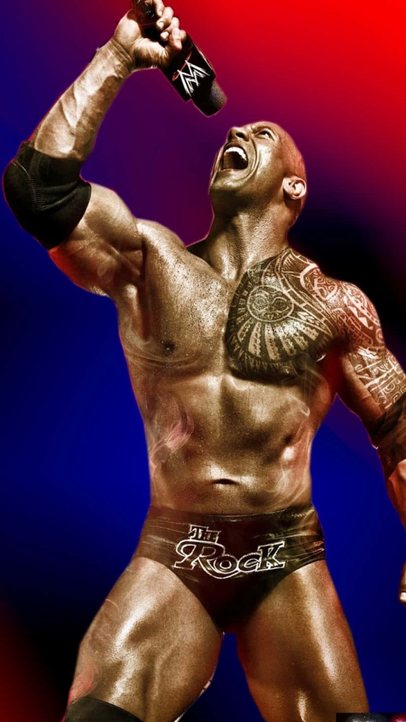 The Rock 在充滿活力的紅藍背景下高舉麥克風慶祝。