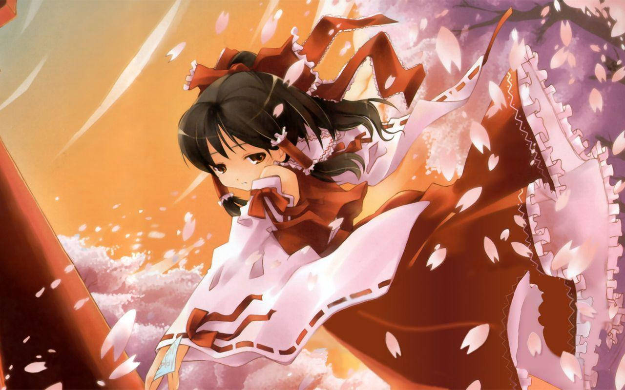 東方Project 紅魔館之主 壁紙 — 一位年輕的動漫女孩穿著飄逸的紅白和服，在溫暖的夕陽天空下，在飄落的櫻花中翩翩起舞。