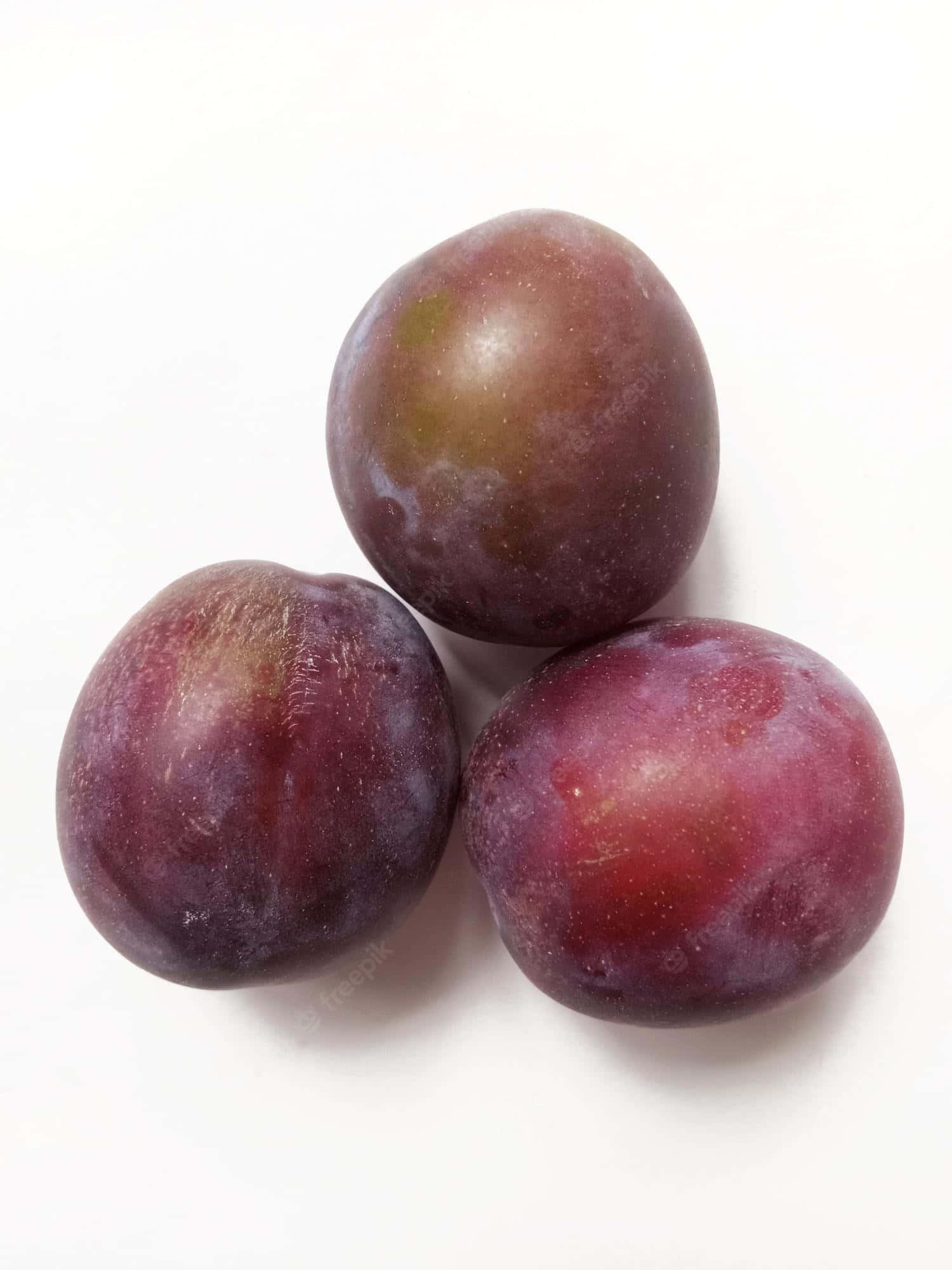 義大利 prune Plum El Dorado 金黃果肉種 壁紙 — 三個帶有灰塵外皮的成熟紫色李子，在純白背景上以三角形排列。