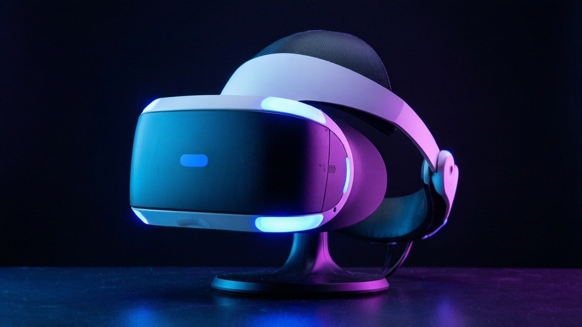 PS VR 霓虹 壁紙 — 一款時尚的VR頭戴式顯示器在黑暗背景下發出藍色和紫色的光芒。