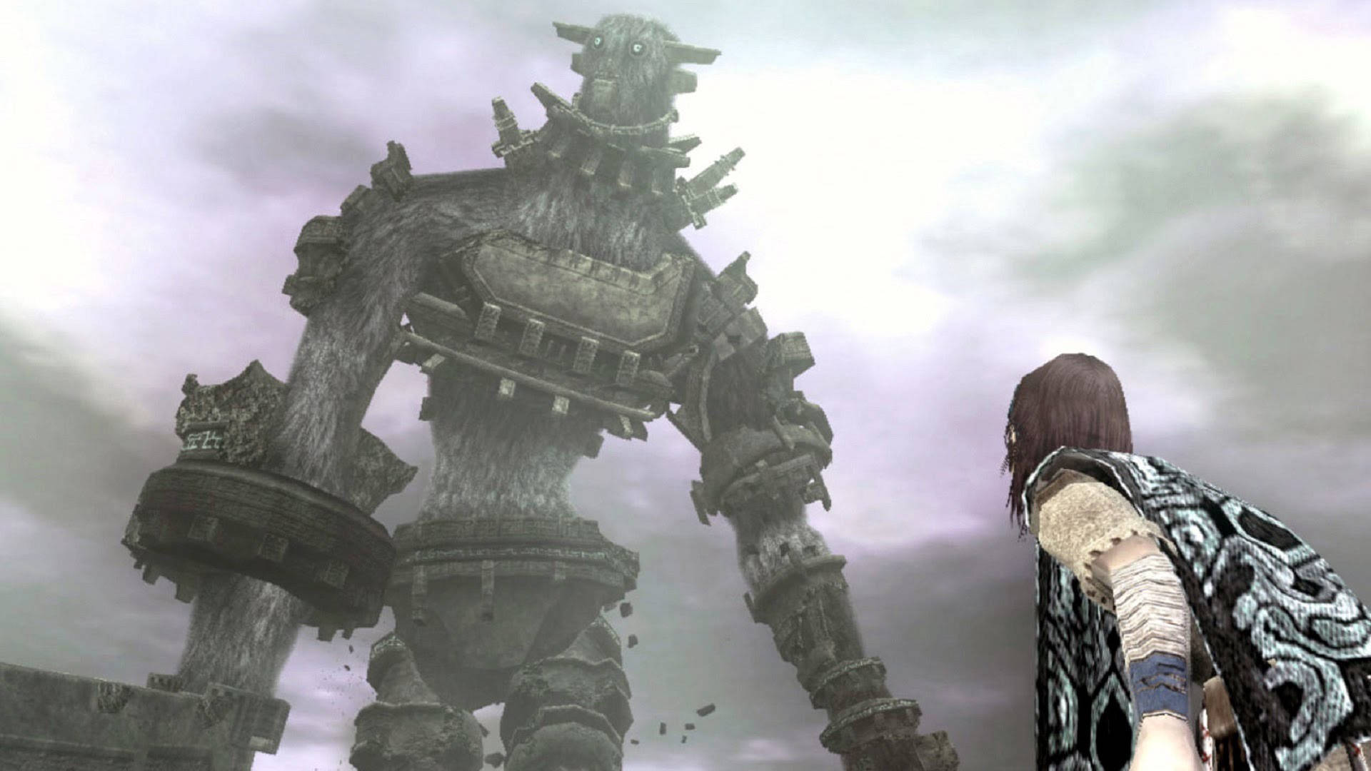 PS3《王者之劍》遊戲角色 壁紙 — 在陰暗的奇幻遊戲場景中，一名孤獨的冒險者在陰沉多雲的天空下，面對一座高聳的石像魔像。