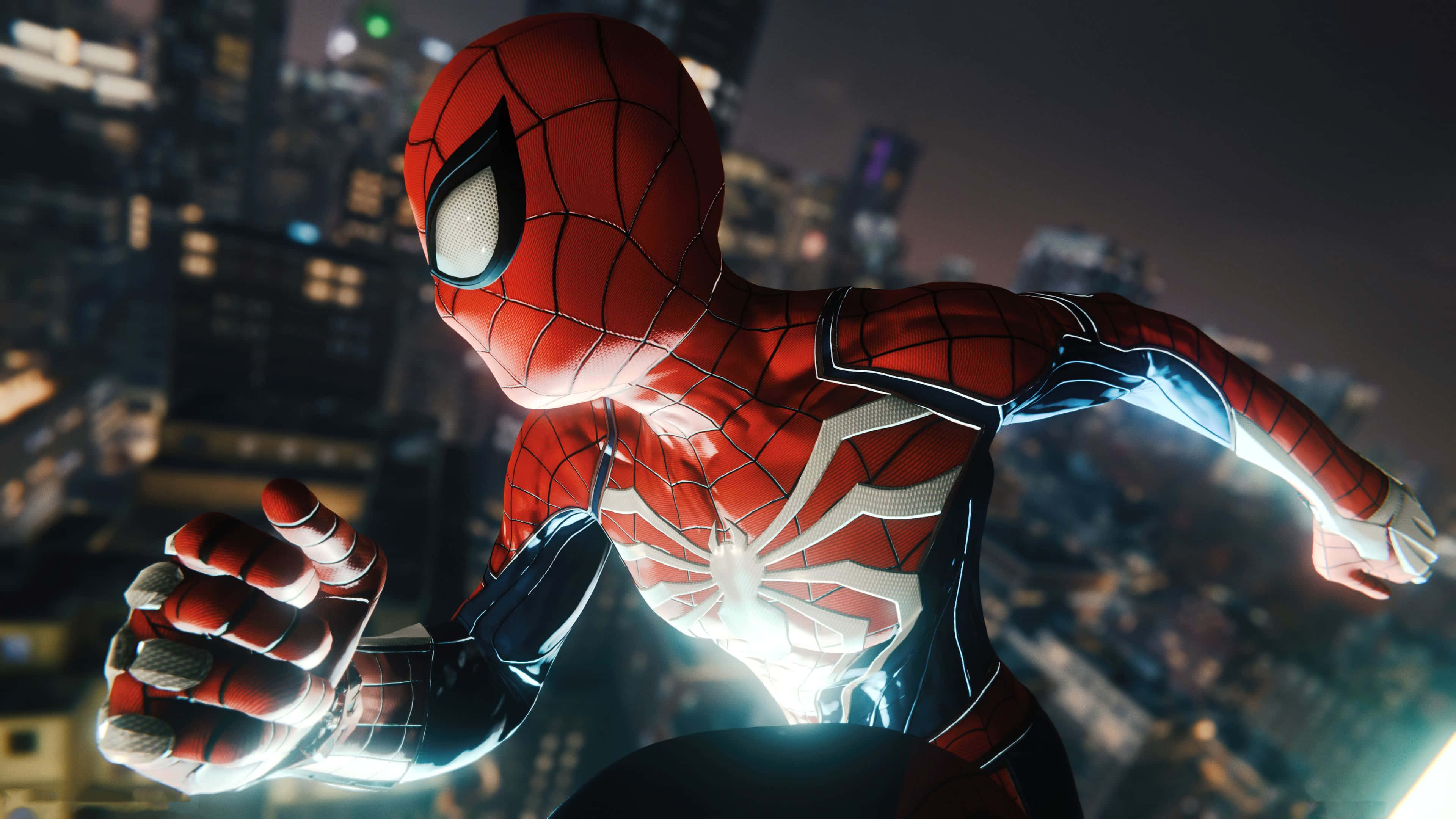 蜘蛛人 PS4 4K 城市夜景動作攝影 壁紙 — 蜘蛛俠身穿紅藍戰衣，在夜間發光的城市天際線前半蹲於半空中。