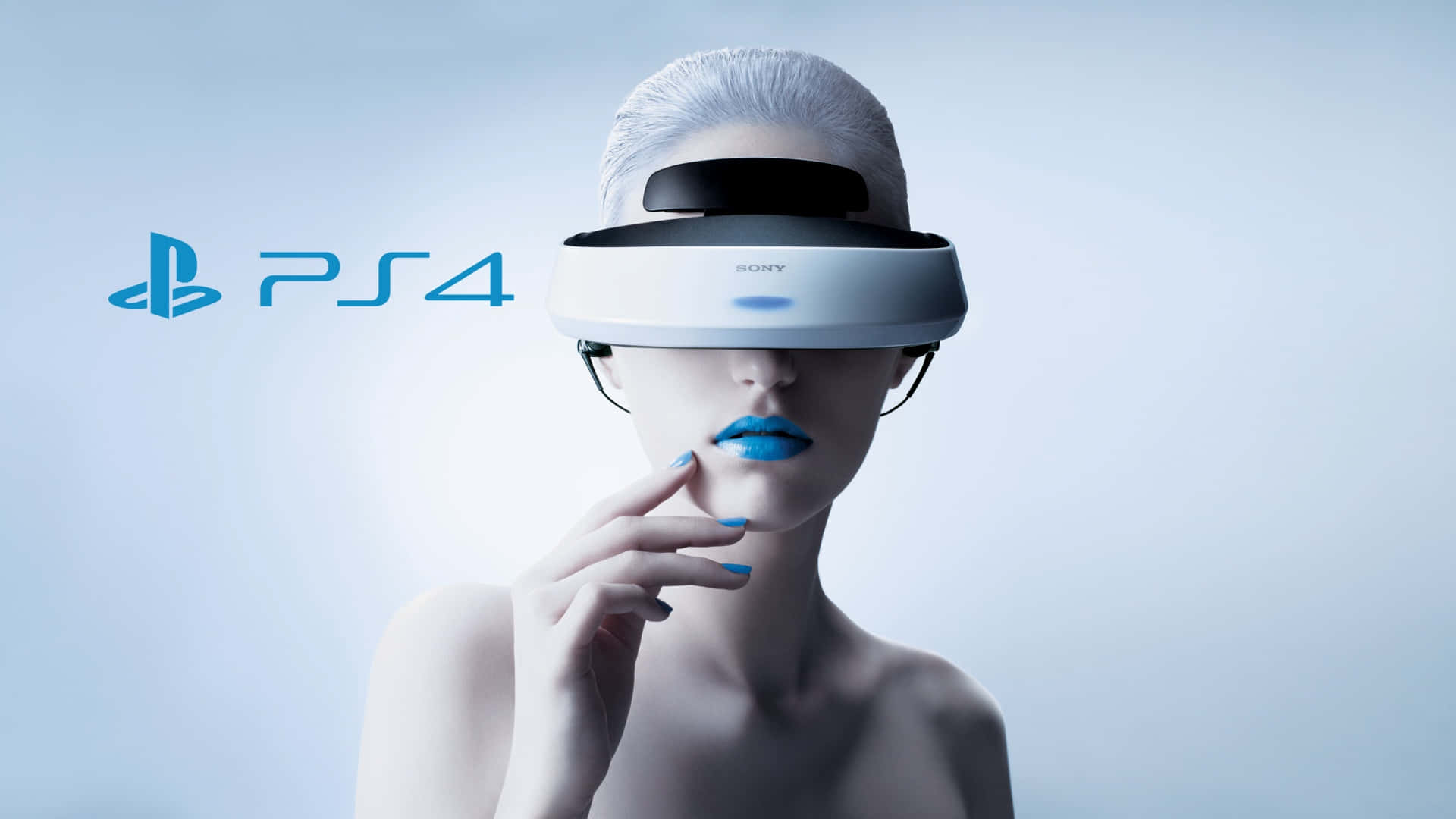 女性在工作室環境中戴著PlayStation VR頭戴式裝置，藍唇銀髮。