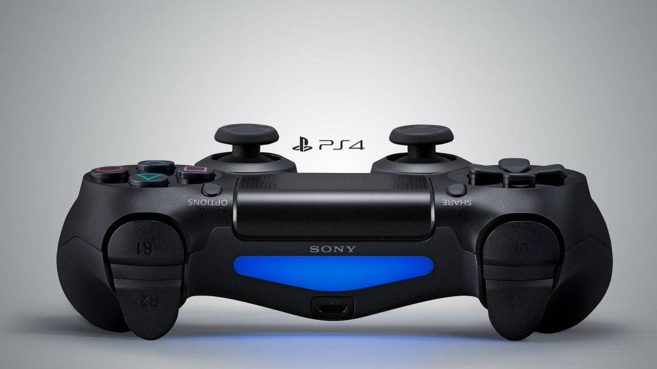黑色PlayStation 4控制器，中央握把上發出藍色光芒。