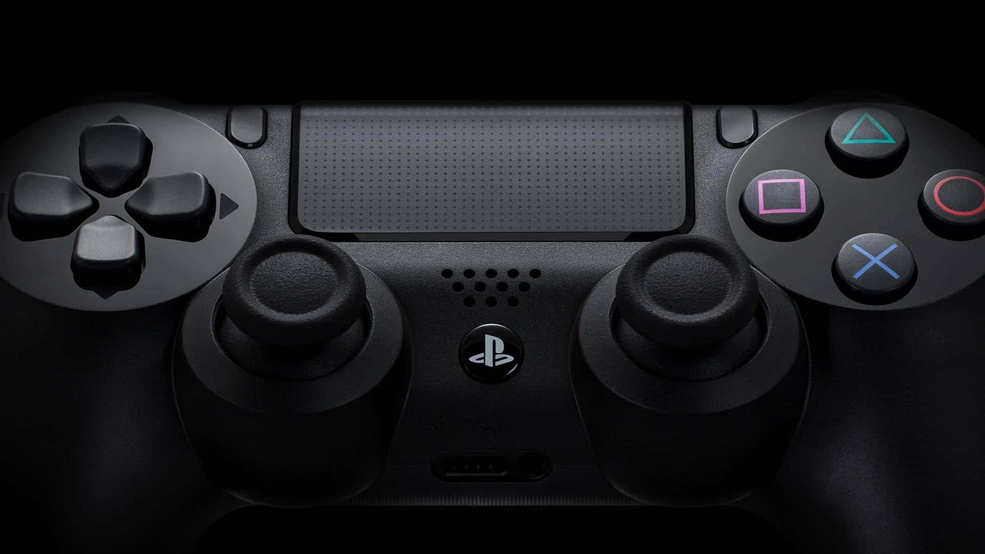 PS4 遊戲遙控器觸控前板 壁紙 — 黑色PlayStation控制器特寫，帶有發光彩色按鈕，背景為深色。