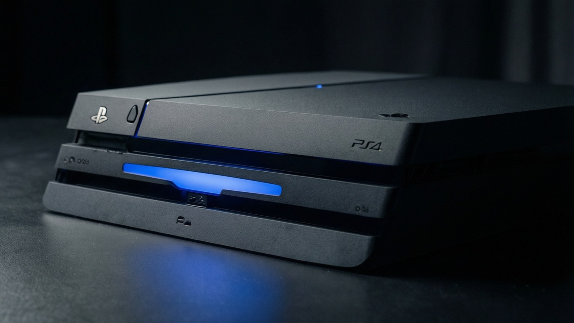 黑色 PlayStation 4 主機在黑暗環境中發出藍光