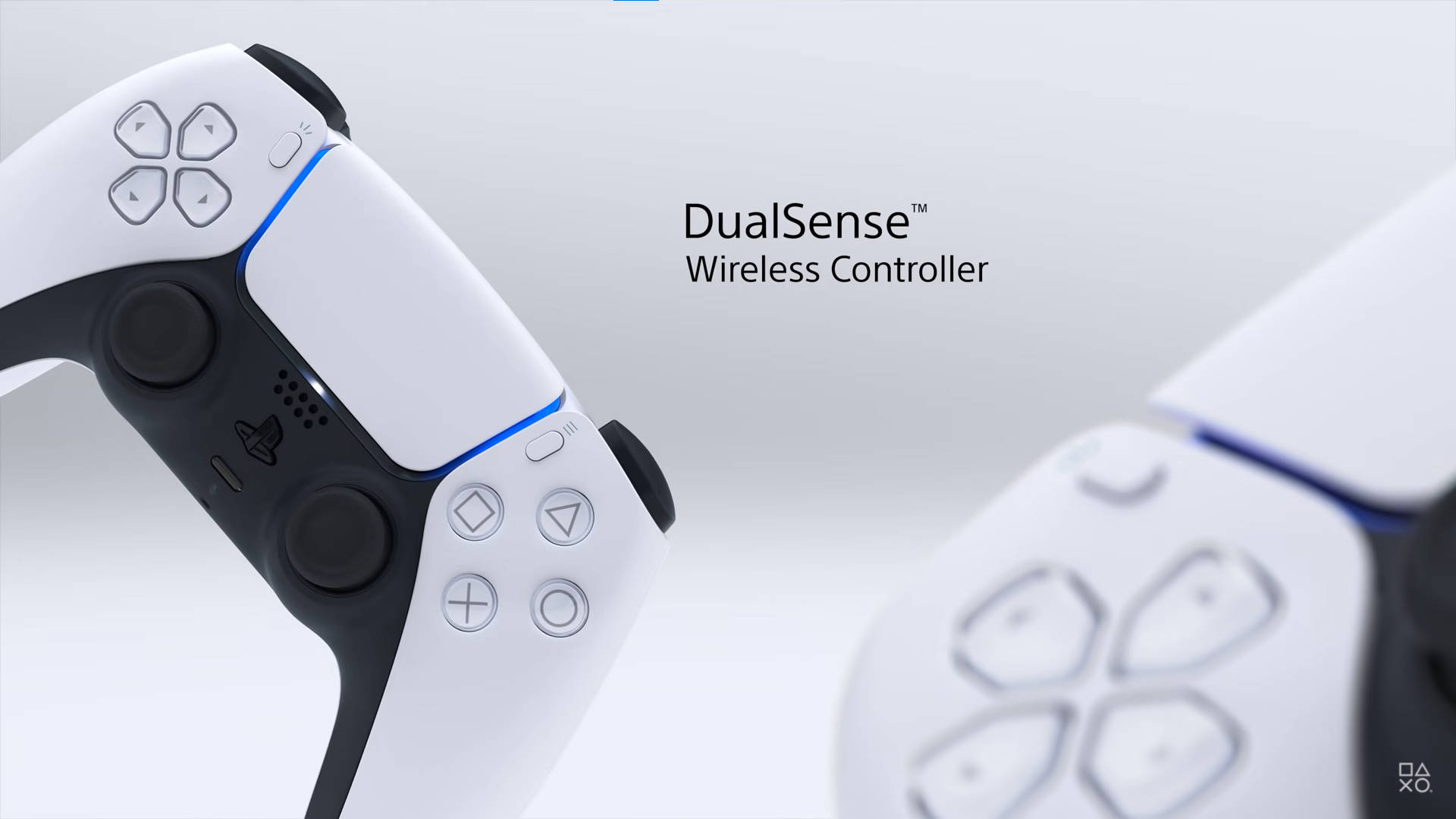 PS5 DualSense 無線控制器 壁紙 — 兩個白色PlayStation DualSense手掣嘅特寫，帶有藍色燈光點綴，襯托極簡白色背景。