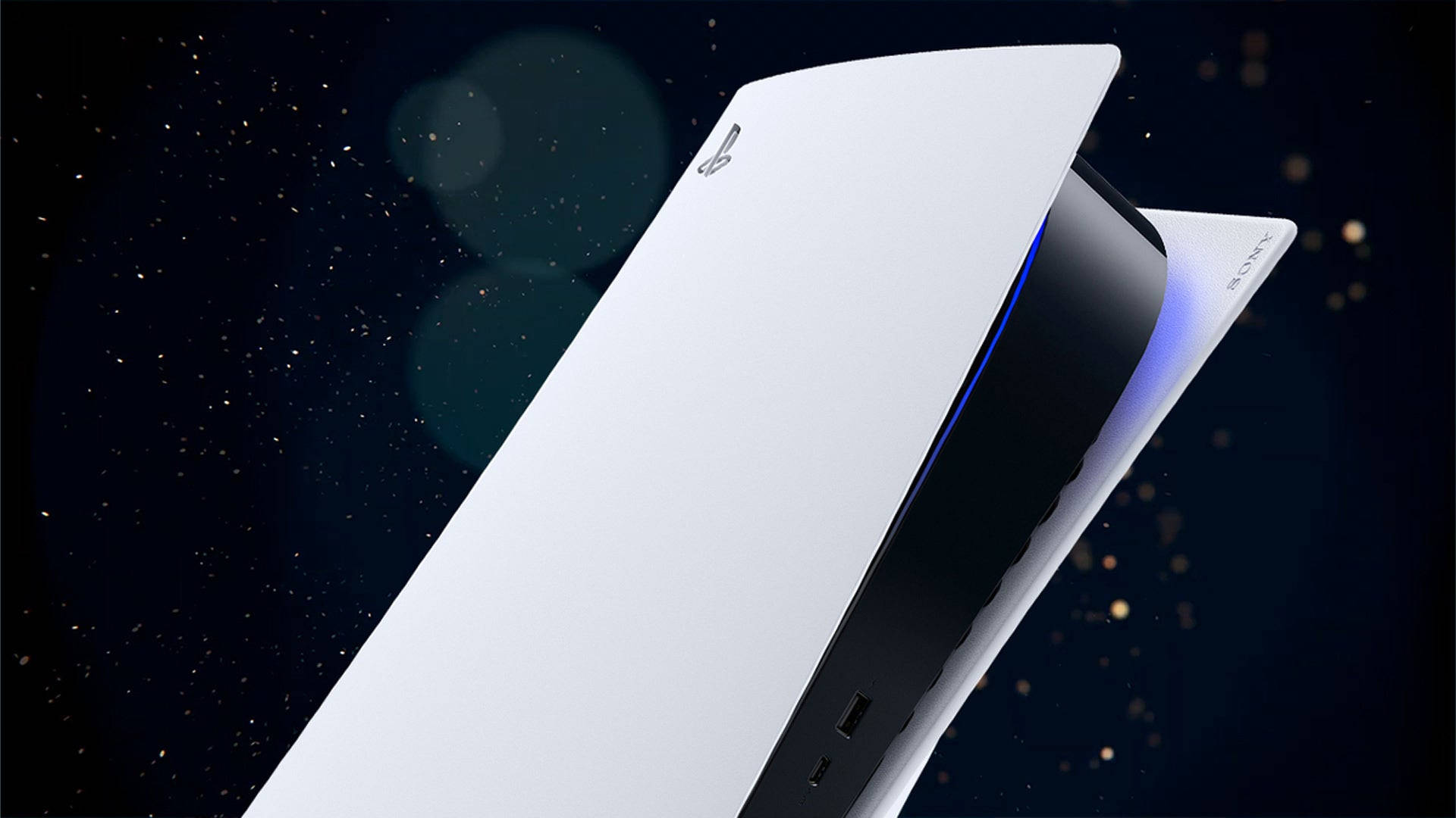 PS5 與宇宙星河 壁紙 — 一部時尚的白色PlayStation 5主機，傾斜在星光燦爛的宇宙背景上，帶有發光的藍色燈光點綴。