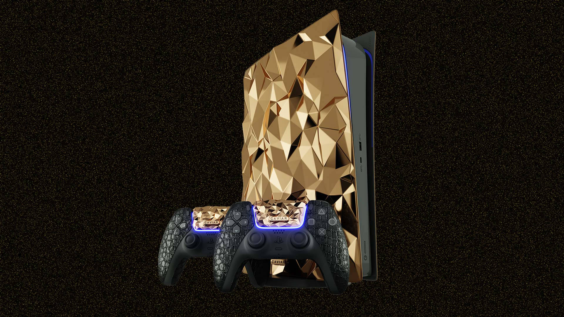 PS5 金版 壁紙 — 一部金色幾何設計的PlayStation 5主機和兩個帶有藍色發光裝飾的控制器，矗立在深色紋理背景前。