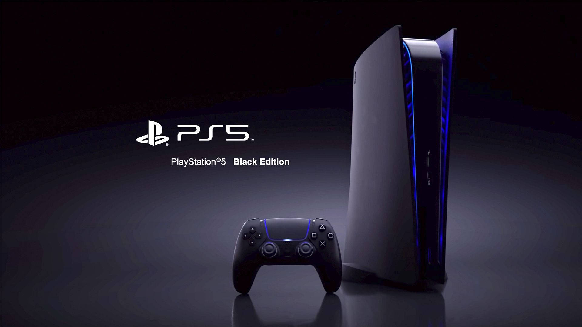 PS5 黑色版主機 壁紙 — 時尚黑色PlayStation 5主機和控制器在黑暗的攝影棚背景下發出藍光。