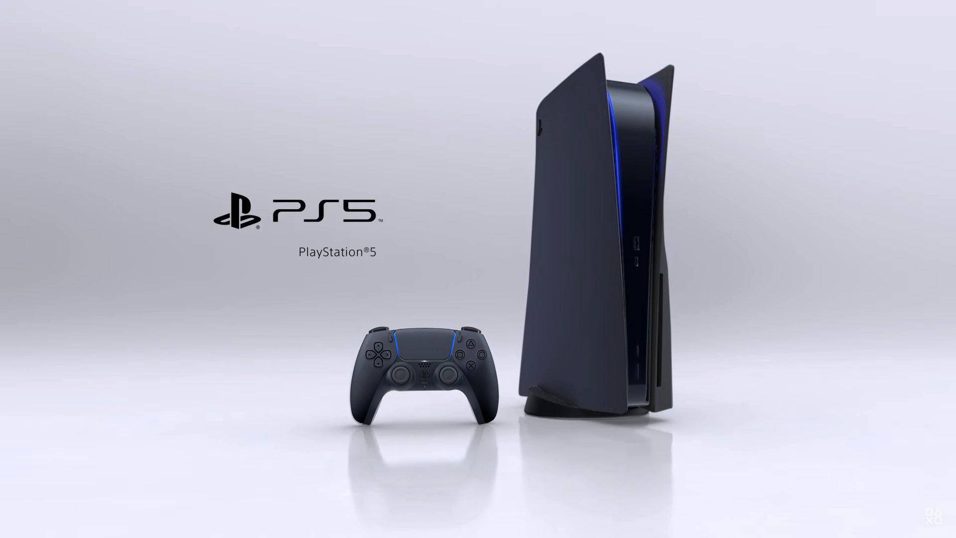 PS5 黑色版主機套裝 壁紙 — 一部時尚的黑色 PlayStation 5 主機和控制器放置在反光的白色表面上，旁邊有 PS5 標誌。
