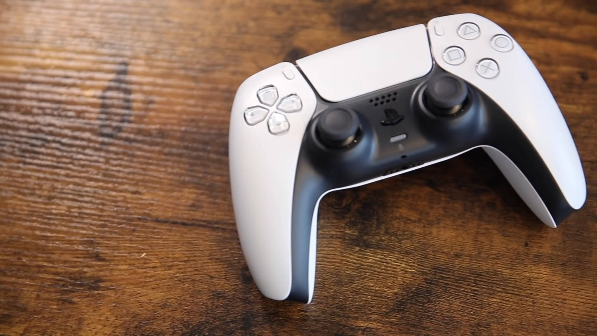 木桌上白色PlayStation 5手掣