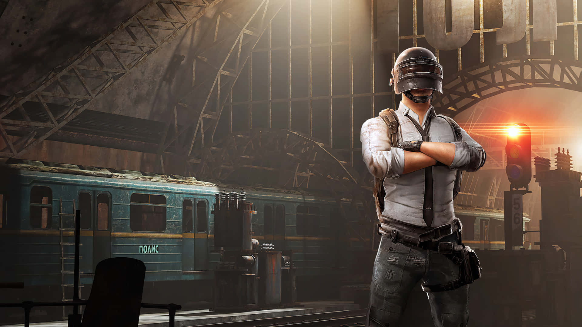 車站內玩家 PUBG 1920x1080 壁紙 — 一名身穿戰術裝備的士兵自信地交叉雙臂站在廢棄的火車站，金色夕陽透過破碎的拱門照射進來。