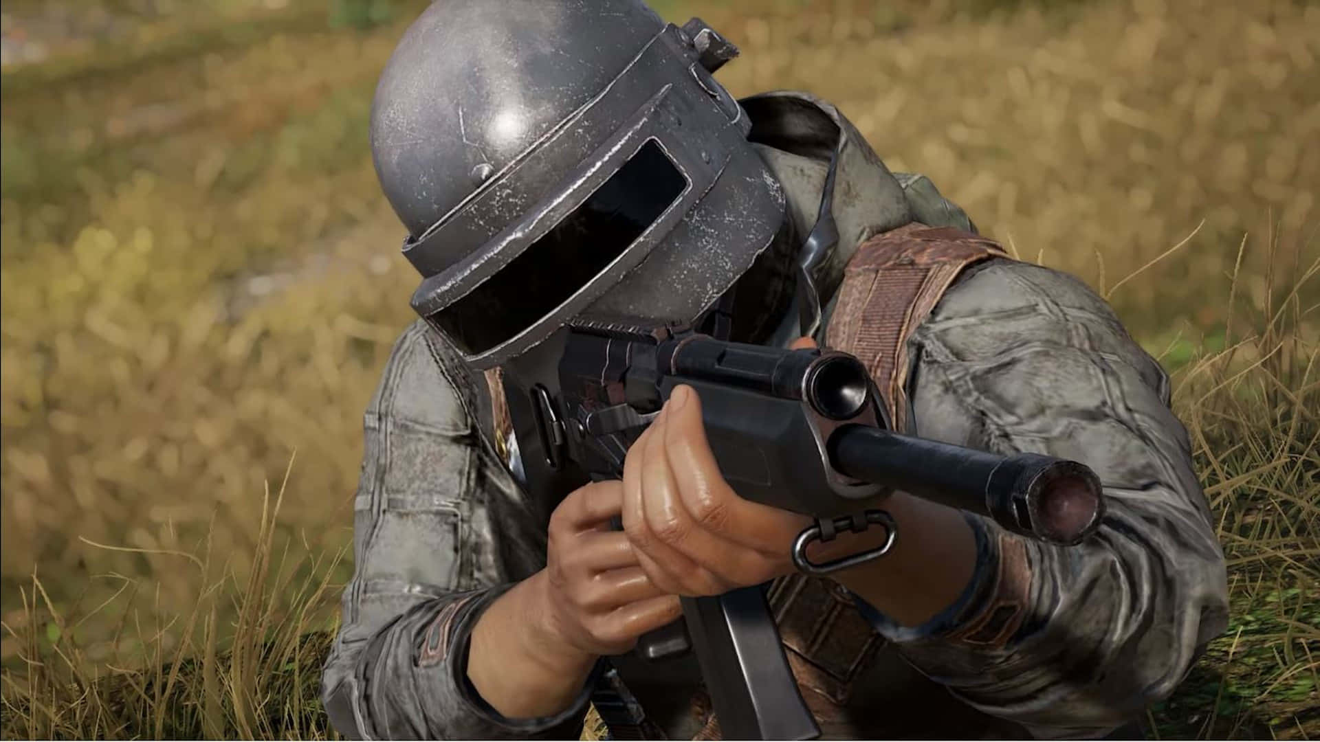 角色舉槍瞄準 PUBG 1920x1080 壁紙 — 一名戴著頭盔的士兵蹲在高草叢中，專注地瞄準步槍。