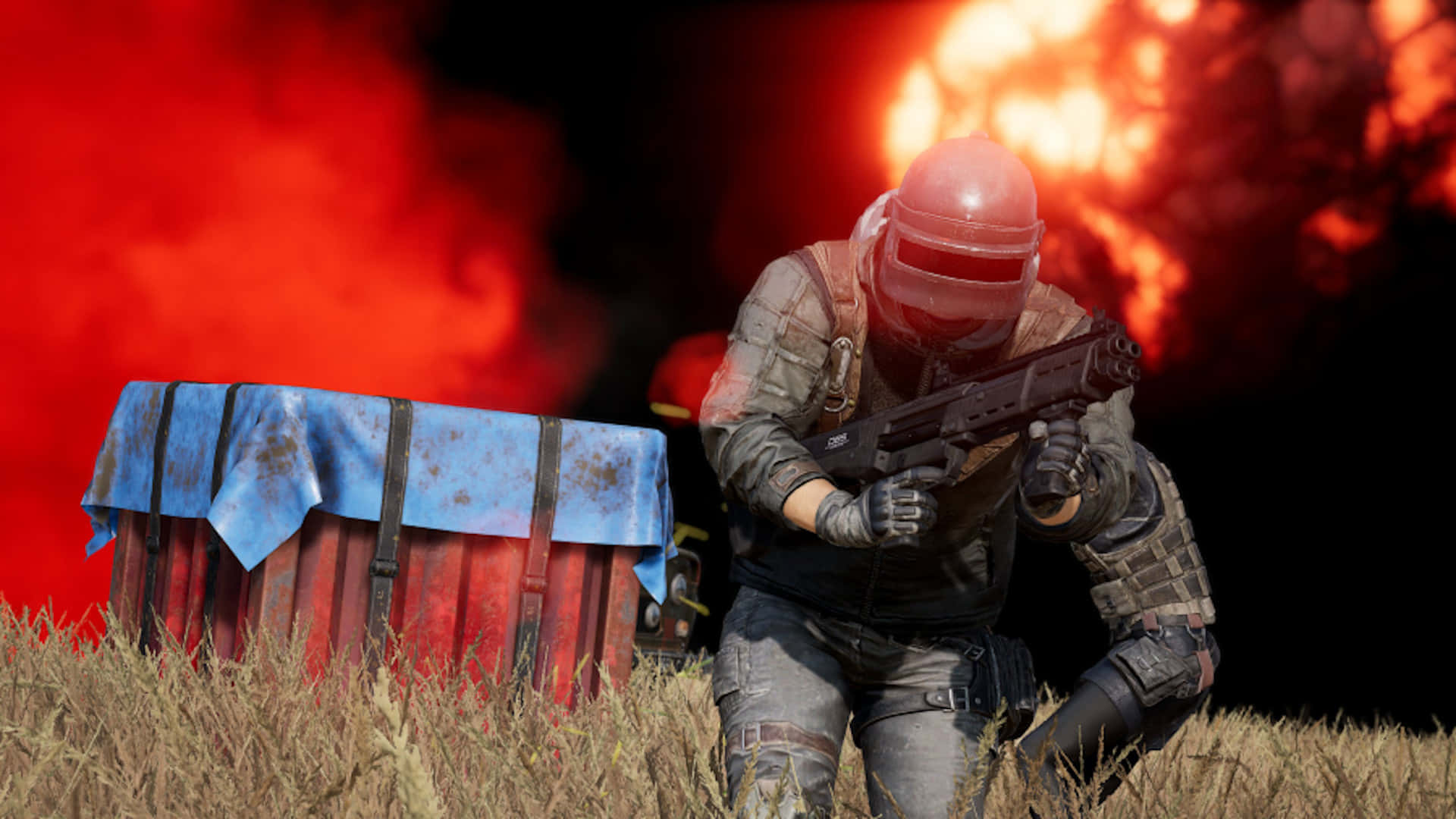 士兵從爆炸中奔跑 PUBG 1920x1080 壁紙 — 一名戴紅色頭盔的士兵蹲在一個蓋著藍色防水布的木箱後面，身後草地上發生猛烈爆炸。