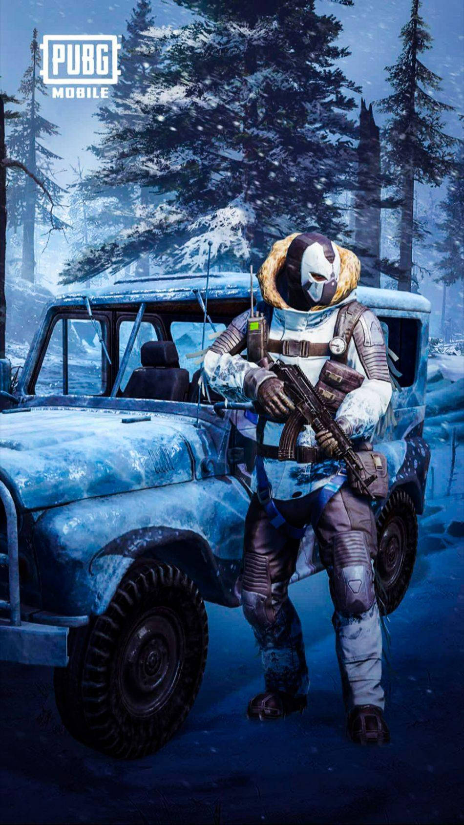 身穿冬季裝備的士兵站在被雪覆蓋的吉普車旁，身處雪地森林。