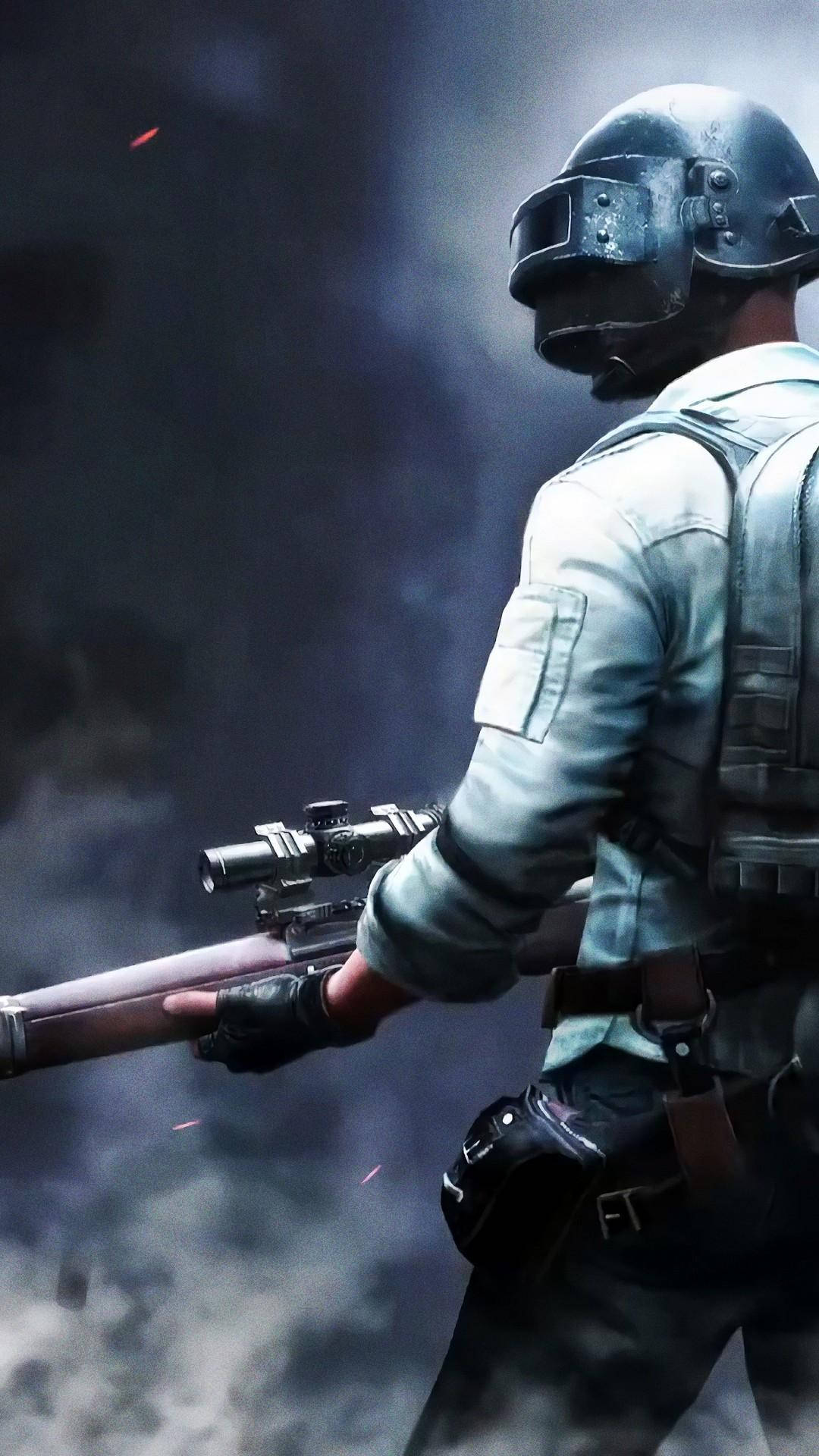 戰術士兵在煙霧彌漫的戰場上手持狙擊步槍。