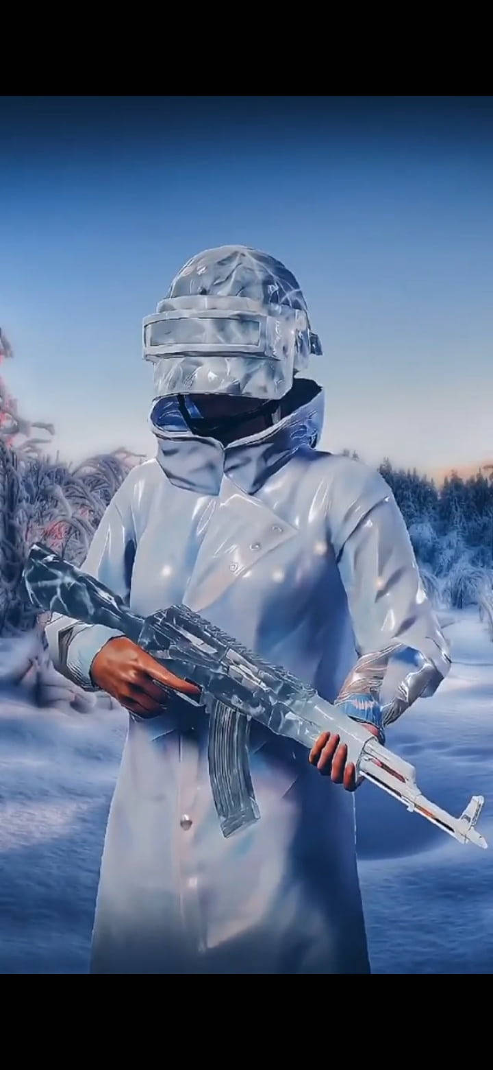 PUBG 3D 生動高清冰川M416 壁紙 — 一個穿著反光銀色冬季套裝的人物，在暮色中手持冰紋步槍，背景是白雪覆蓋的森林。