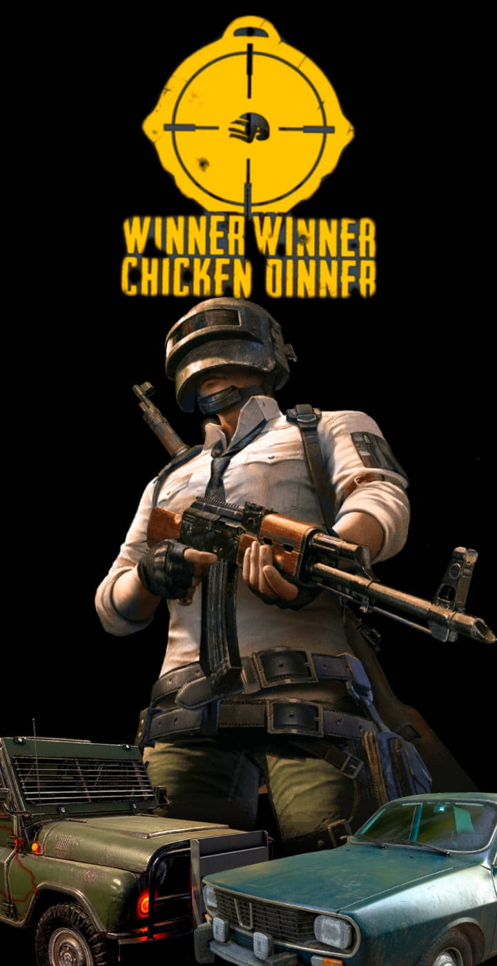PUBG 3D 生動高清勝者勝者 壁紙 — 一名身穿戰鬥裝備的士兵在黑色背景前持步槍，旁邊有兩輛復古汽車和一個黃色的「Winner Winner Chicken Dinner」標誌。