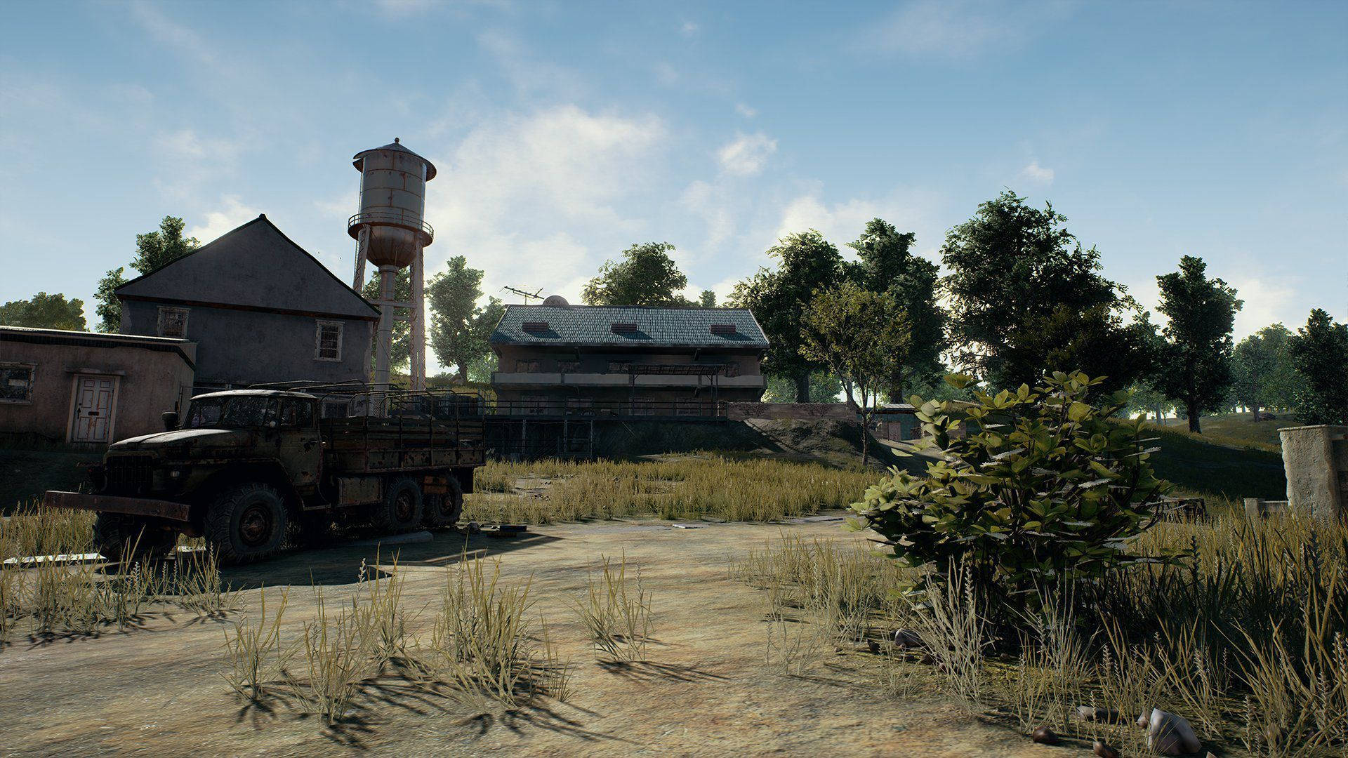 PUBG 3D 生動高清地點 壁紙 — 一架廢棄軍車停泊在雜草叢生的田野中，靠近破舊的農場建築，背景是明亮的白天天空。