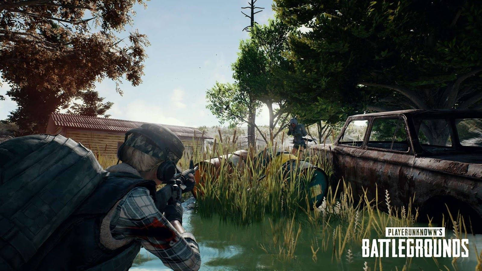PUBG 3D 生動高清對戰 壁紙 — 一名身穿格仔衫和頭盔的士兵蹲在水邊，在草地上生鏽的汽車旁瞄準步槍，遠處可見另一名玩家。